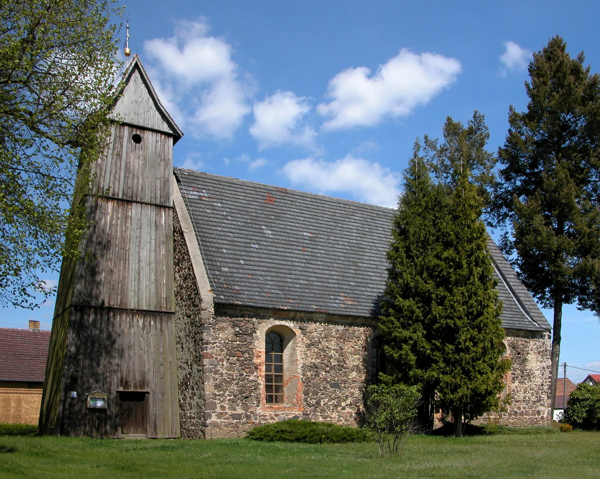 Photo showing: 29.04.2015    03246  Gahro (Crinitz): Dorfkirche St. Johannes (GMP: 51.738366,13.724868). Die evangelische Kirche wurde im 14. Jahrhundert aus Feldsteinen errichtet. Der Saalbau verfügt im Westen über einen hölzernen Glockenturm aus dem 18. Jahrhundert, der im 19. Jahrhundert erneuert wurde.                                                                                                                                                                                                          [DSCN5061.JPG]20150429215DR.JPG(c)Blobelt