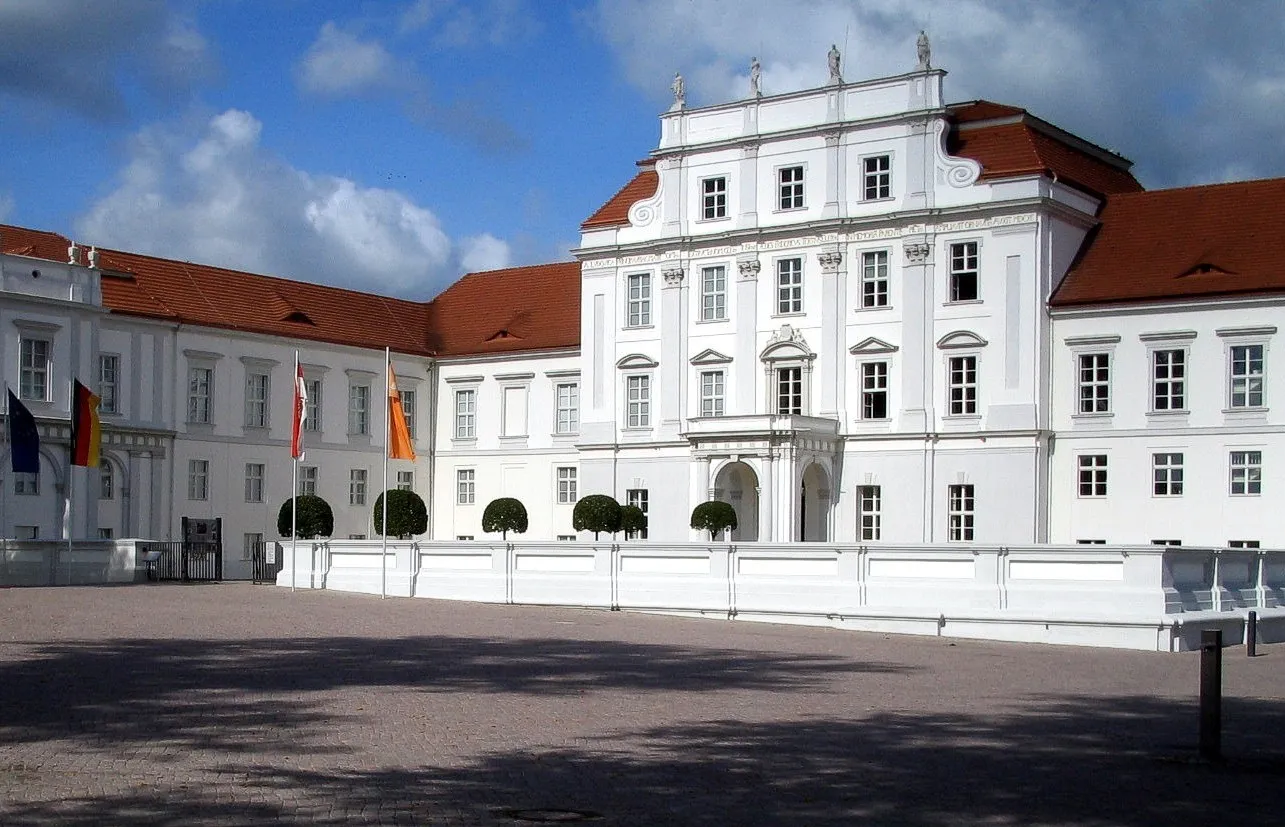 Photo showing: Das frühbarocke Schloss Oranienburg in Oranienburg bei Berlin, erbaut von Johann Gregor Memhardt.

Blick auf die Hauptfassade.