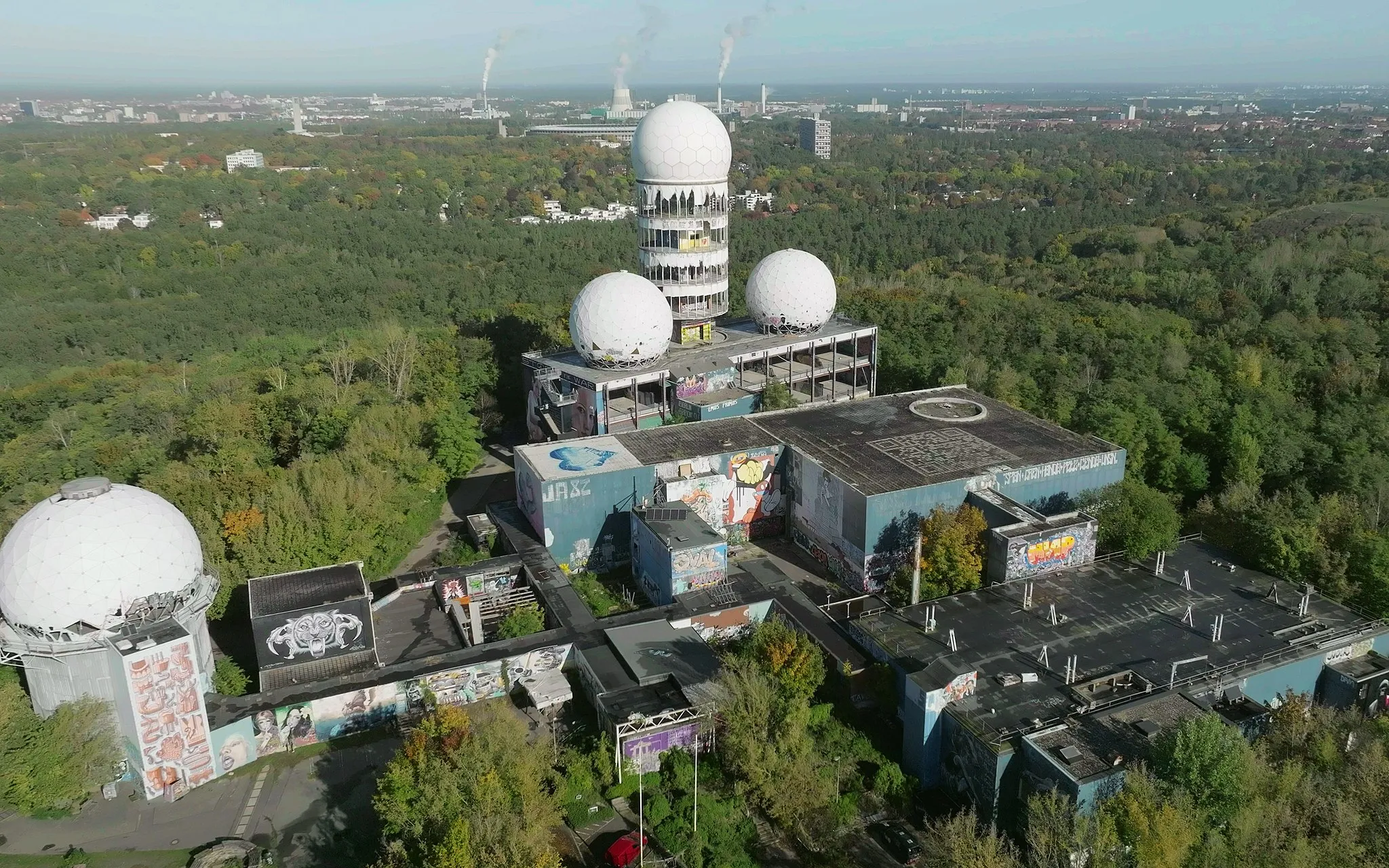 Photo showing: Foto der Anlage, gesehen aus Richtung Süden. Im Hintergrund erkennbar Olympiastadion, Corbusierhaus und Kraftwerk Reuter West. Am rechten Bildrand erkennt man einen Teil des Naherholungsgebiets Drachenberg. Drohnenflug unter Einhaltung aller geltenden Vorschriften.