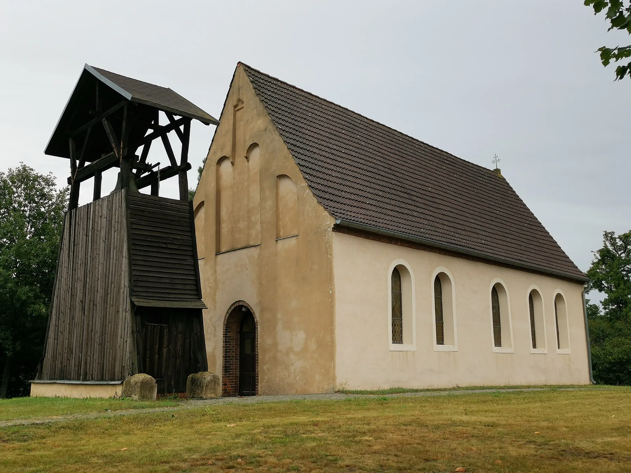 Photo showing: Denkmalgeschütztes Ensemble bestehend aus Kirche, Glockenturm und Kriegerdenkmal in Groß Oßnig