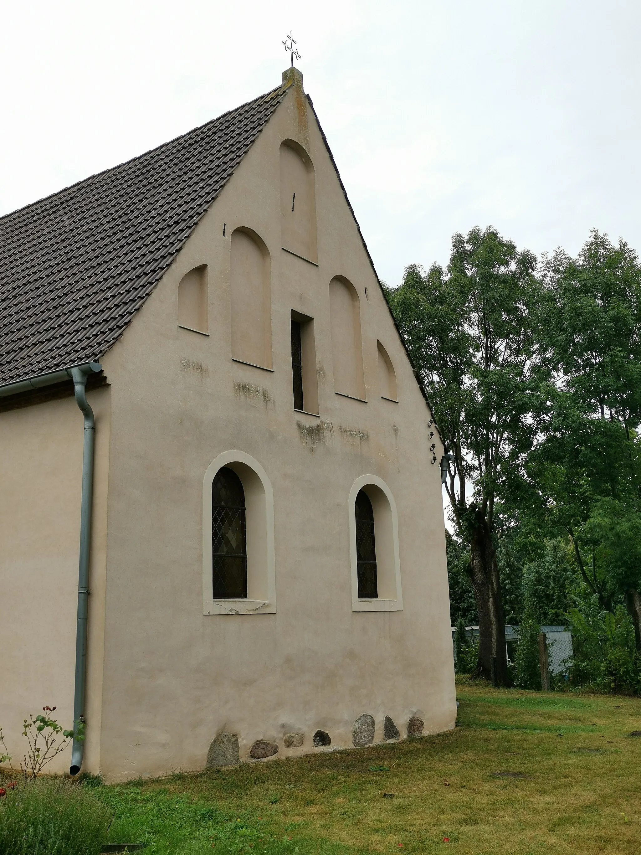 Photo showing: Denkmalgeschütztes Ensemble bestehend aus Kirche, Glockenturm und Kriegerdenkmal in Groß Oßnig