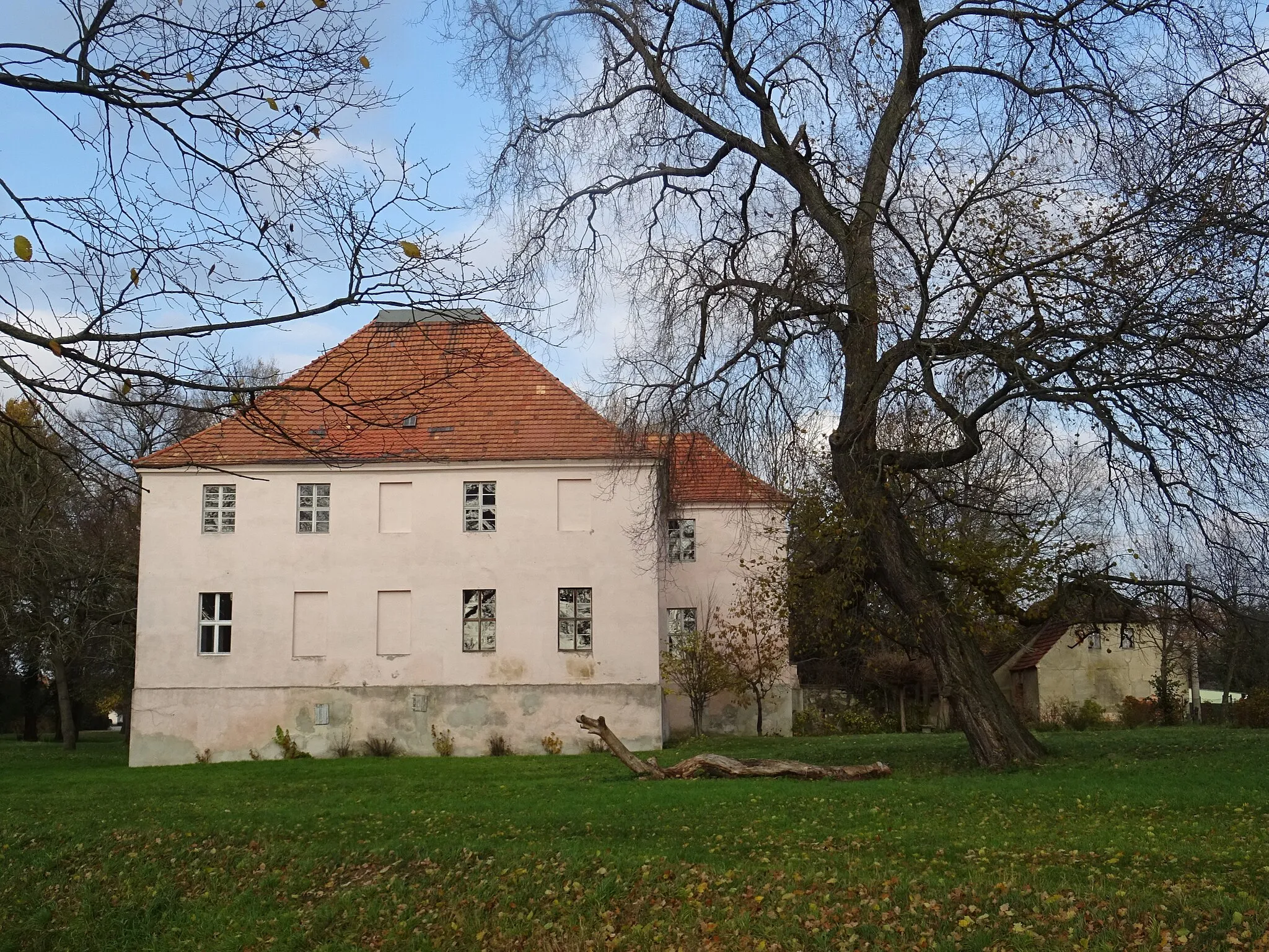 Photo showing: Groß Schacksdorf, Gutshaus, Blick von Süden, rechts das Inspektorhaus