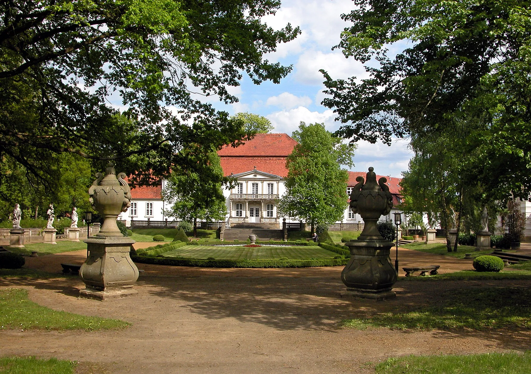 Photo showing: 08.05.2015   14913  Wiepersdorf (Niederer Fläming), Bettina-von Arnim-Straße 13: Schloß Wiepersdorf (GMP: 51.882432,13.240524) ist ein Barockbau von 1731-1738. 1780 und 1878 umgebaut. Ab 1814 wohnte hier das Dichterehepaar Bettina von Arnim (1785-1859) und Achim von Arnim (1781-1831).  Alter Park. Die bestehende Anlage mit zahlreichen Skulpturen entstand im Wesentlichen Ende des 19. Jh. durch den Maler Achim von Arnim-Bärwalde. Er ließ den Park ungewöhnlich reich mit überwiegend barocken Skulpturen ausstatten. Sie stammen vornehmlich aus Italien. Bis in die 1940er Jahre haben die Eigentümer Haus und Garten kontinuierlich gepflegt. Nach der Beschlagnahme durch die Rote Armee und der Enteignung der Familie von Arnim verwahrloste die Anlage zusehends. Ab den 1970er Jahren wurde sie nach und nach restauriert. In der DDR-Zeit als Schriftstellerheim genutzt, in dem u.a. Christa Wolf und Ulrich Plenzdorf weilten.                                                                              [DSCN5411.JPG]20150508510DR.JPG(c)Blobelt