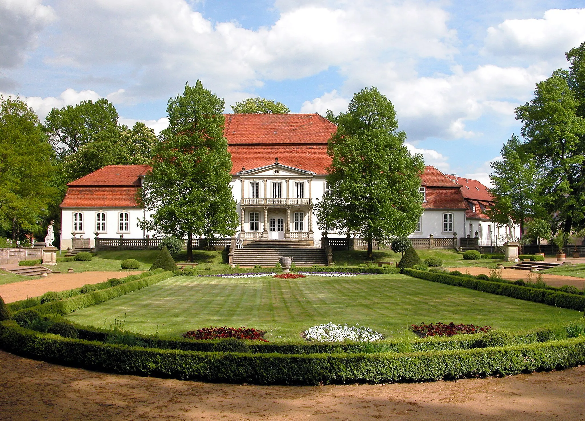 Photo showing: 08.05.2015   14913  Wiepersdorf (Niederer Fläming), Bettina-von Arnim-Straße 13: Schloß Wiepersdorf (GMP: 51.882432,13.240524) ist ein Barockbau von 1731-1738. 1780 und 1878 umgebaut. Ab 1814 wohnte hier das Dichterehepaar Bettina von Arnim (1785-1859) und Achim von Arnim (1781-1831).  Alter Park. Die bestehende Anlage mit zahlreichen Skulpturen entstand im Wesentlichen Ende des 19. Jh. durch den Maler Achim von Arnim-Bärwalde. Er ließ den Park ungewöhnlich reich mit überwiegend barocken Skulpturen ausstatten. Sie stammen vornehmlich aus Italien. Bis in die 1940er Jahre haben die Eigentümer Haus und Garten kontinuierlich gepflegt. Nach der Beschlagnahme durch die Rote Armee und der Enteignung der Familie von Arnim verwahrloste die Anlage zusehends. Ab den 1970er Jahren wurde sie nach und nach restauriert. In der DDR-Zeit als Schriftstellerheim genutzt, in dem u.a. Christa Wolf und Ulrich Plenzdorf weilten.                                                                              [DSCN5406.JPG]20150508505DR.JPG(c)Blobelt