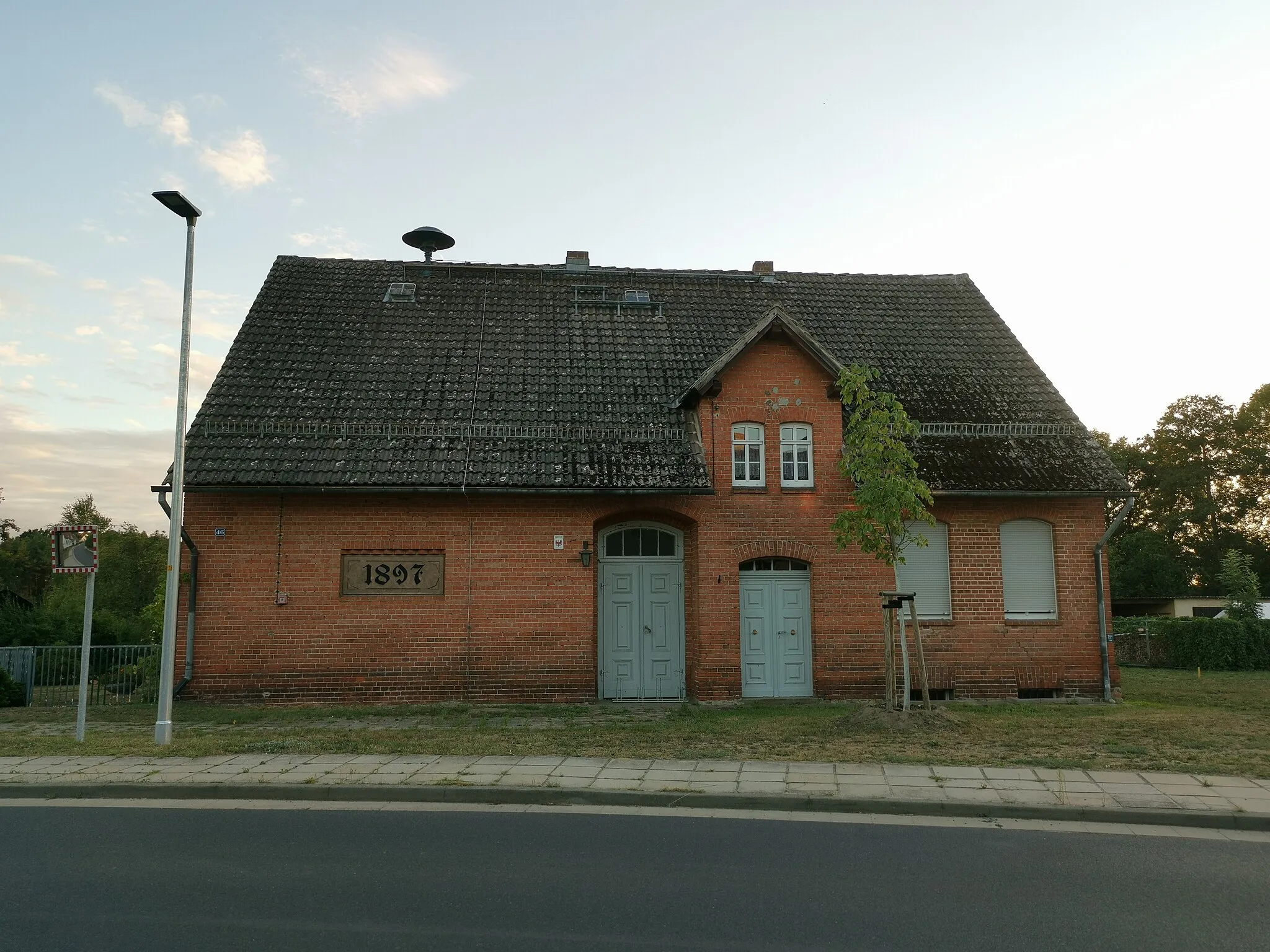 Photo showing: Denkmalgeschützte Schule mit Nebengebäuden in Dahlitz