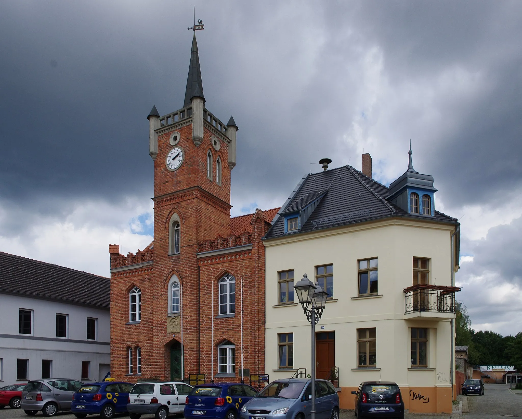 Photo showing: Drebkau in Brandenburg. Das Haus in der Straße Drebkauer Straße 29 steht unter Denkmalschutz. Das linke Gebäude ist das Rathaus.