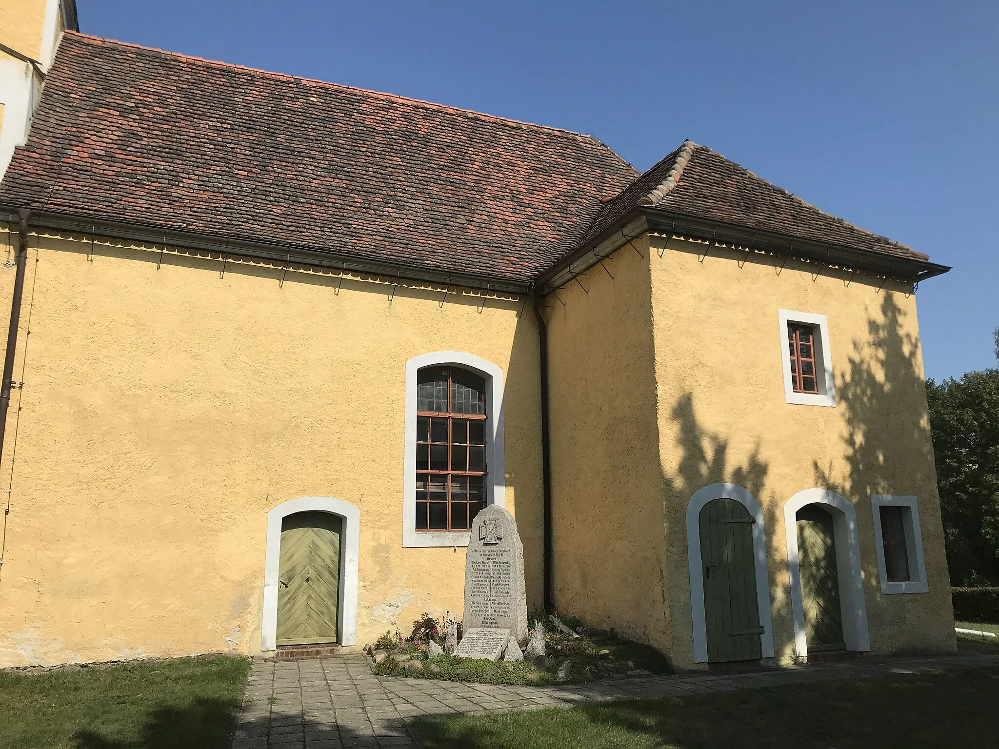 Photo showing: Die Dorfkirche Ressen im Landkreis Oberspreewald-Lausitz in Brandenburg ist eine Saalkirche aus dem 15. Jahrhundert, die unter Einbezug eines Vorgängerbaus entstand. Im Innern steht unter anderem ein Kanzelaltar aus dem Jahr 1713.