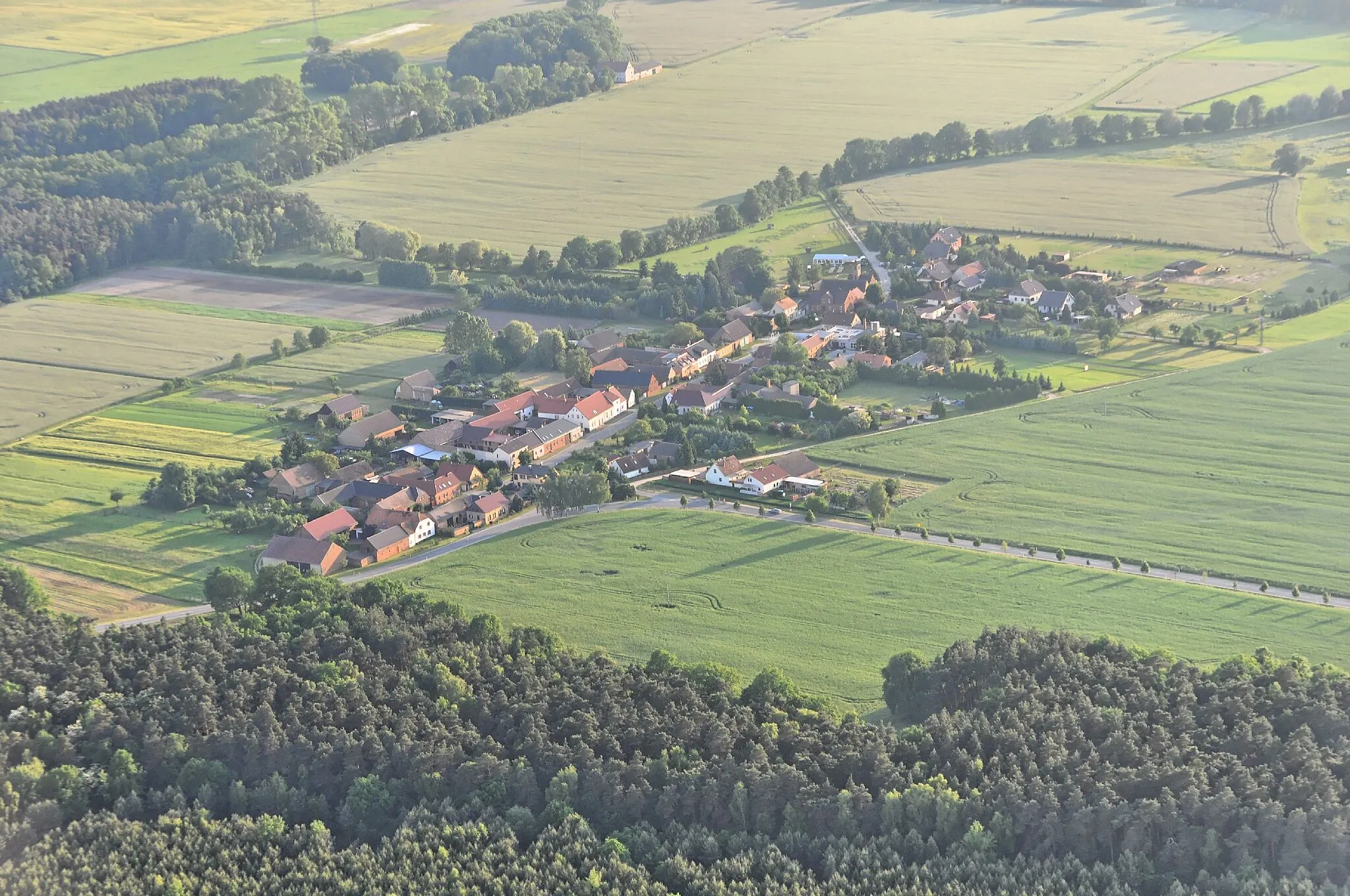 Photo showing: Luftaufnahme von Pießig - Ortsteil von Sonnewalde; Überführungsflug vom Flugplatz Nordholz-Spieka über Lüneburg, Potsdam zum Flugplatz Schwarzheide-Schipkau
