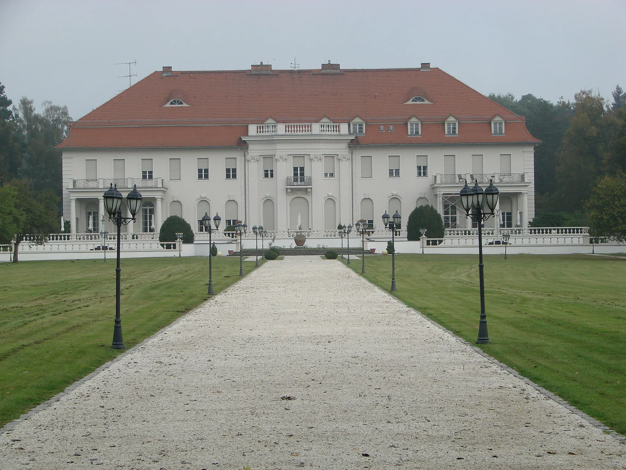 Photo showing: Das Schloss in Bärenklau wurde von 1928-1930 erbaut. Architekten Alfred Breslau und Paul Salinger. Gemeinde Schenkendöbern