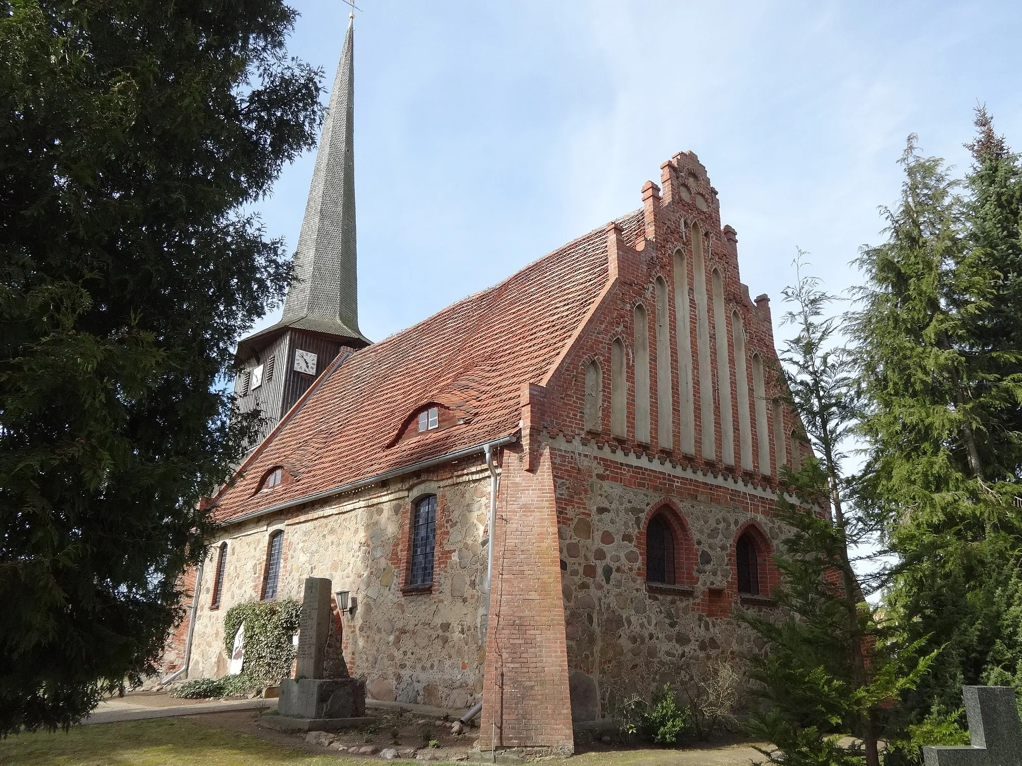 Photo showing: Die Dorfkirche in Suckow ist eine Saalkirche im Landkreis Ludwigslust-Parchim, die vermutlich im 14. Jahrhundert errichtet wurde. In seinem Innern ist ein neugotisches Altarretabel aus dem Jahr 1867
