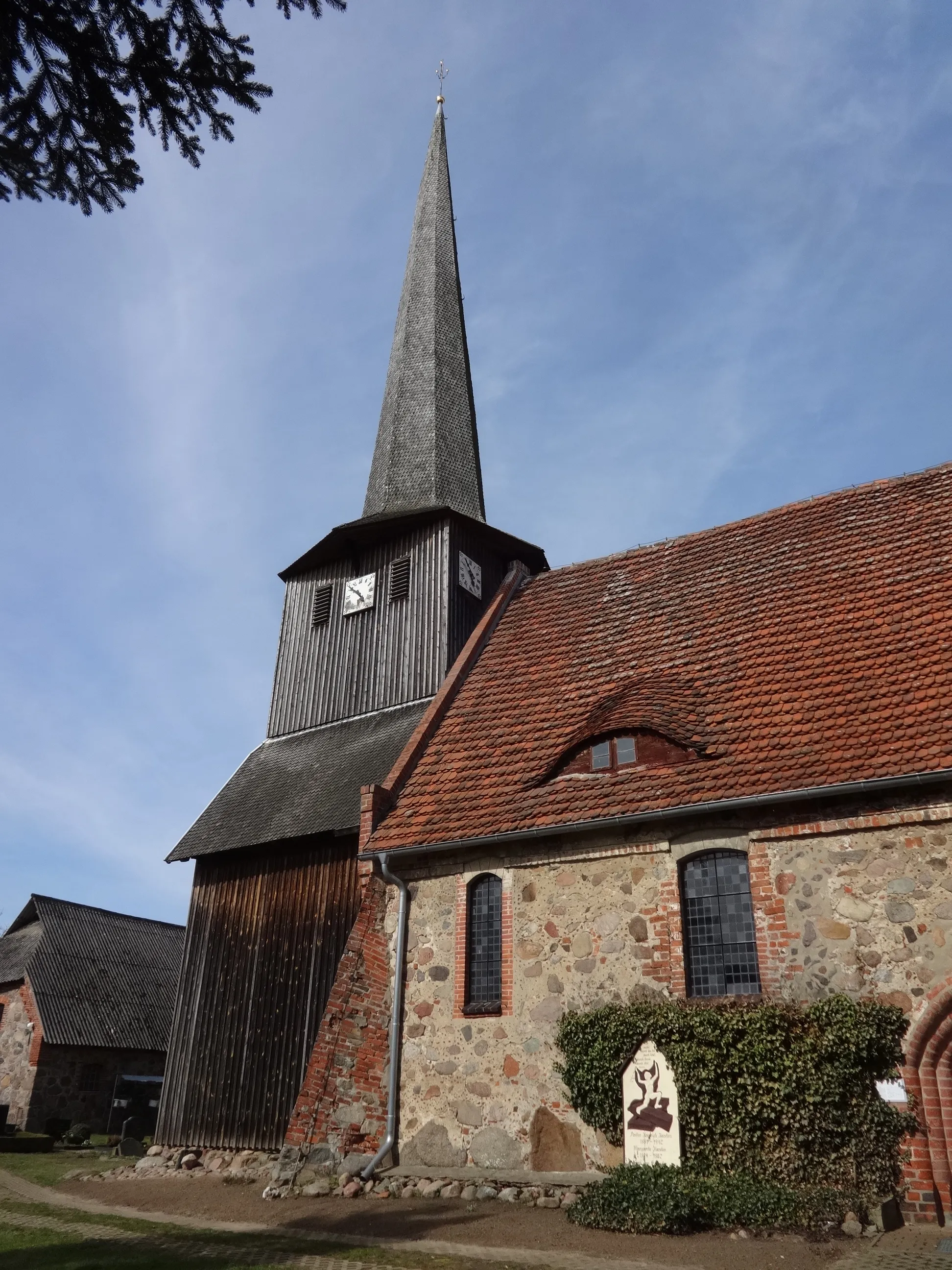 Photo showing: Die Dorfkirche in Suckow ist eine Saalkirche im Landkreis Ludwigslust-Parchim, die vermutlich im 14. Jahrhundert errichtet wurde. In seinem Innern ist ein neugotisches Altarretabel aus dem Jahr 1867