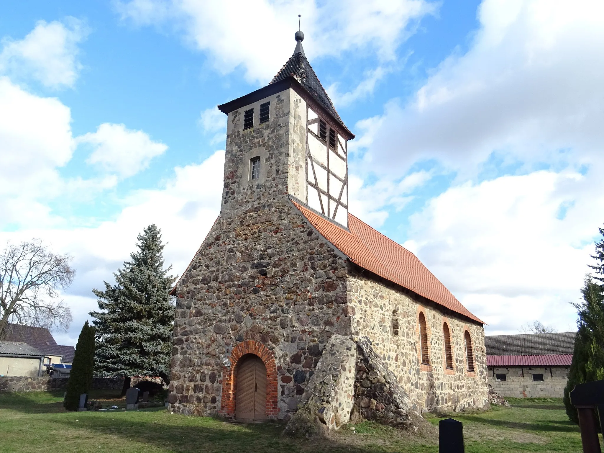 Photo showing: Denkmalgeschützte Dorfkirche in Wergzahna, Gemeinde Niedergörsdorf, Ansicht von Südwesten