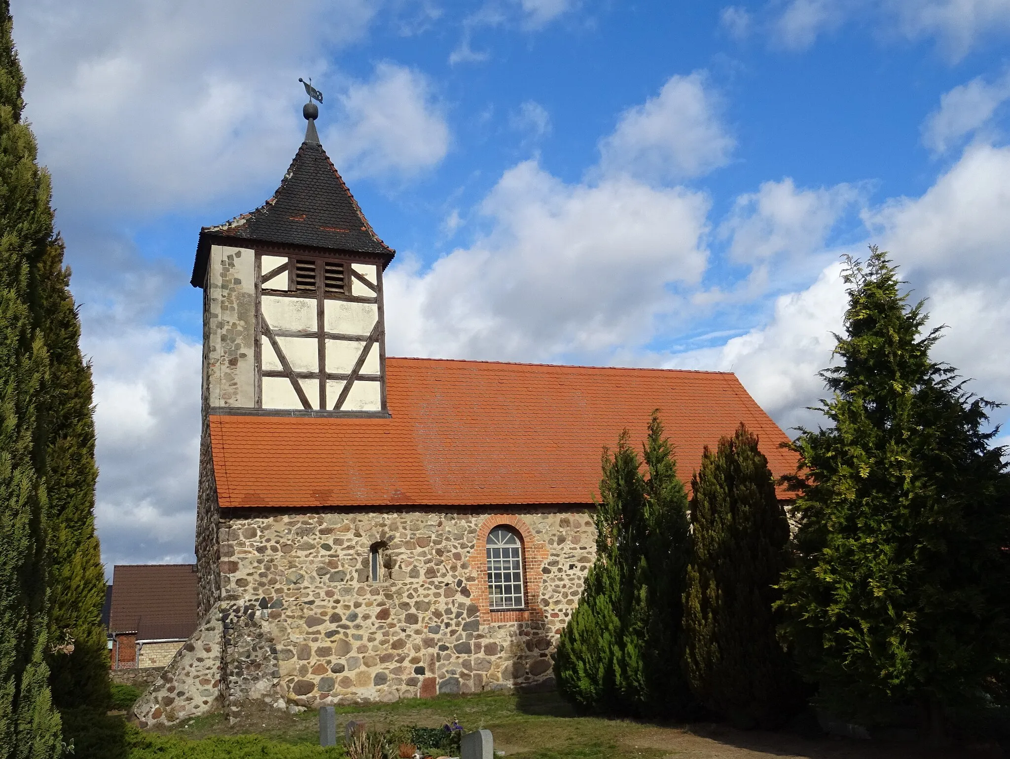 Photo showing: Denkmalgeschützte Dorfkirche in Wergzahna, Gemeinde Niedergörsdorf, Ansicht von Süden