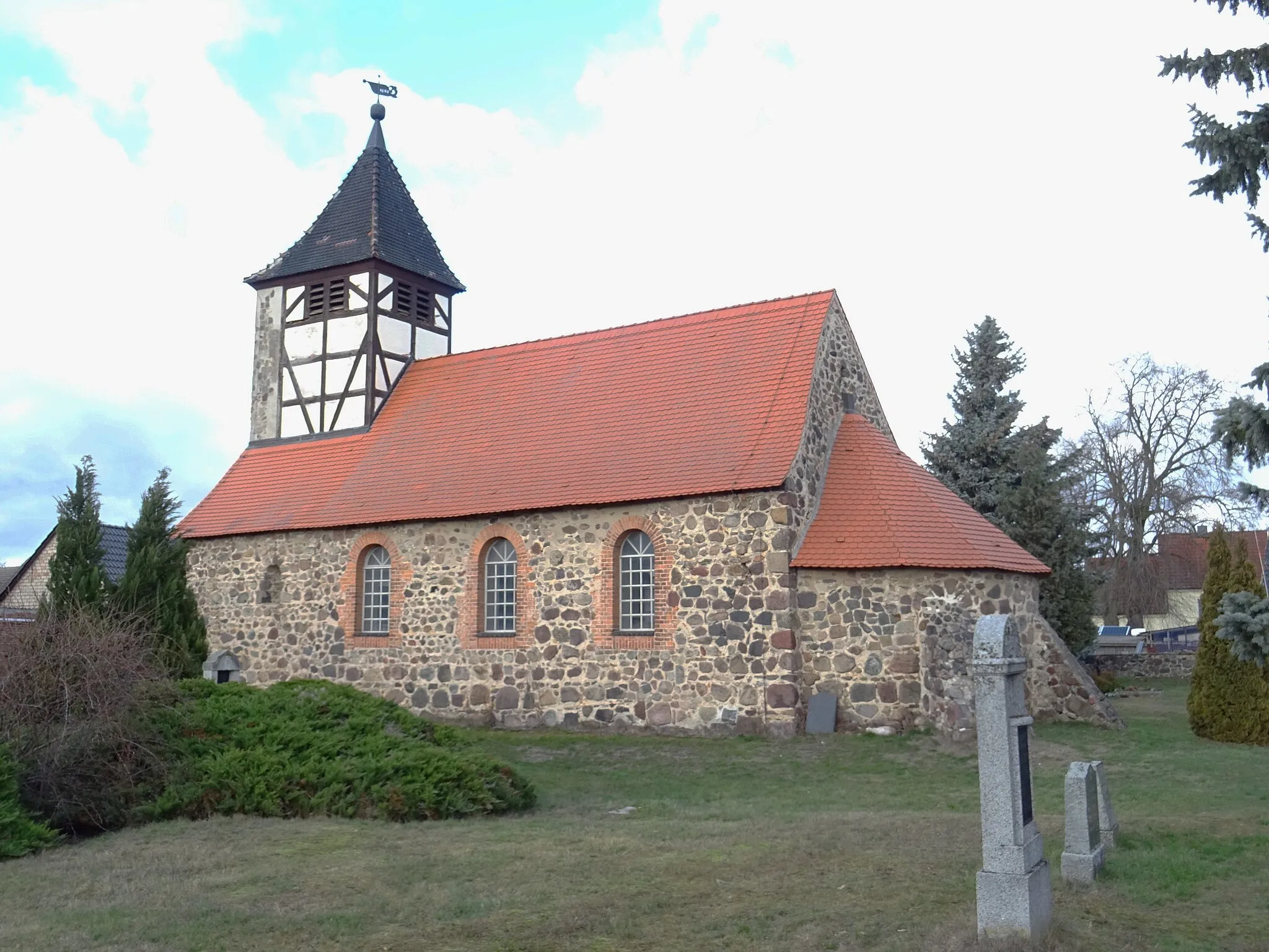 Photo showing: Denkmalgeschützte Dorfkirche in Wergzahna, Gemeinde Niedergörsdorf, Ansicht von Südosten