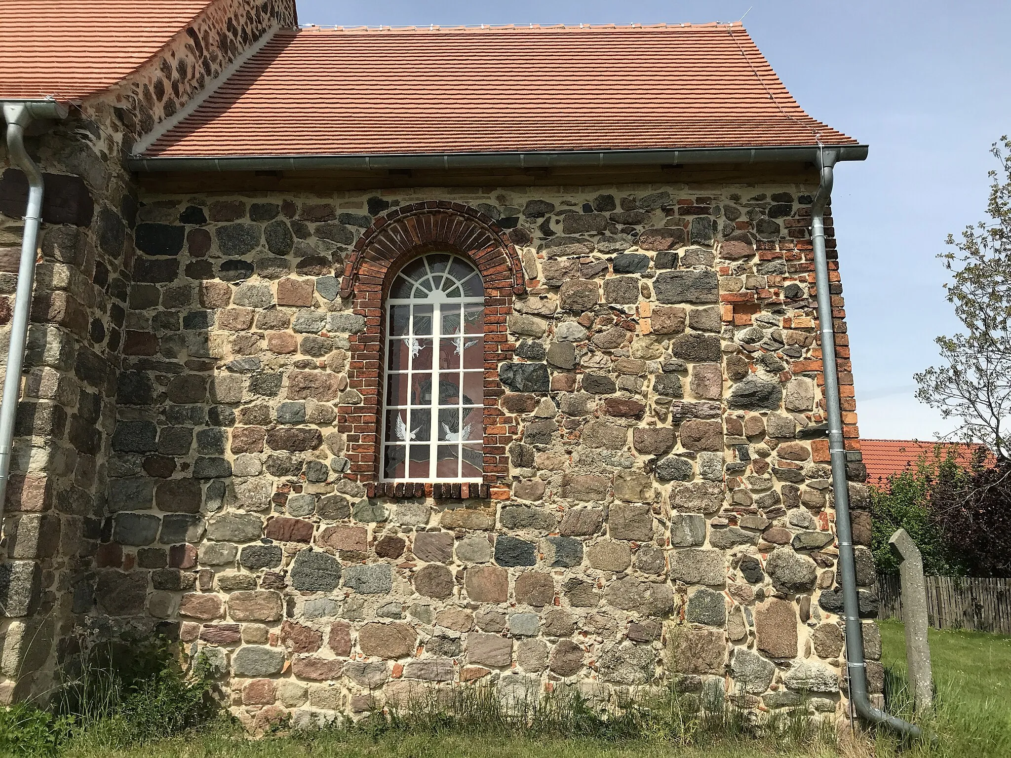 Photo showing: Die evangelische Dorfkirche Lichterfelde ist eine Feldsteinkirche aus dem 13. Jahrhundert in Lichterfelde, einem Ortsteil der Gemeinde Niederer Fläming im Landkreis Teltow-Fläming im Land Brandenburg.
