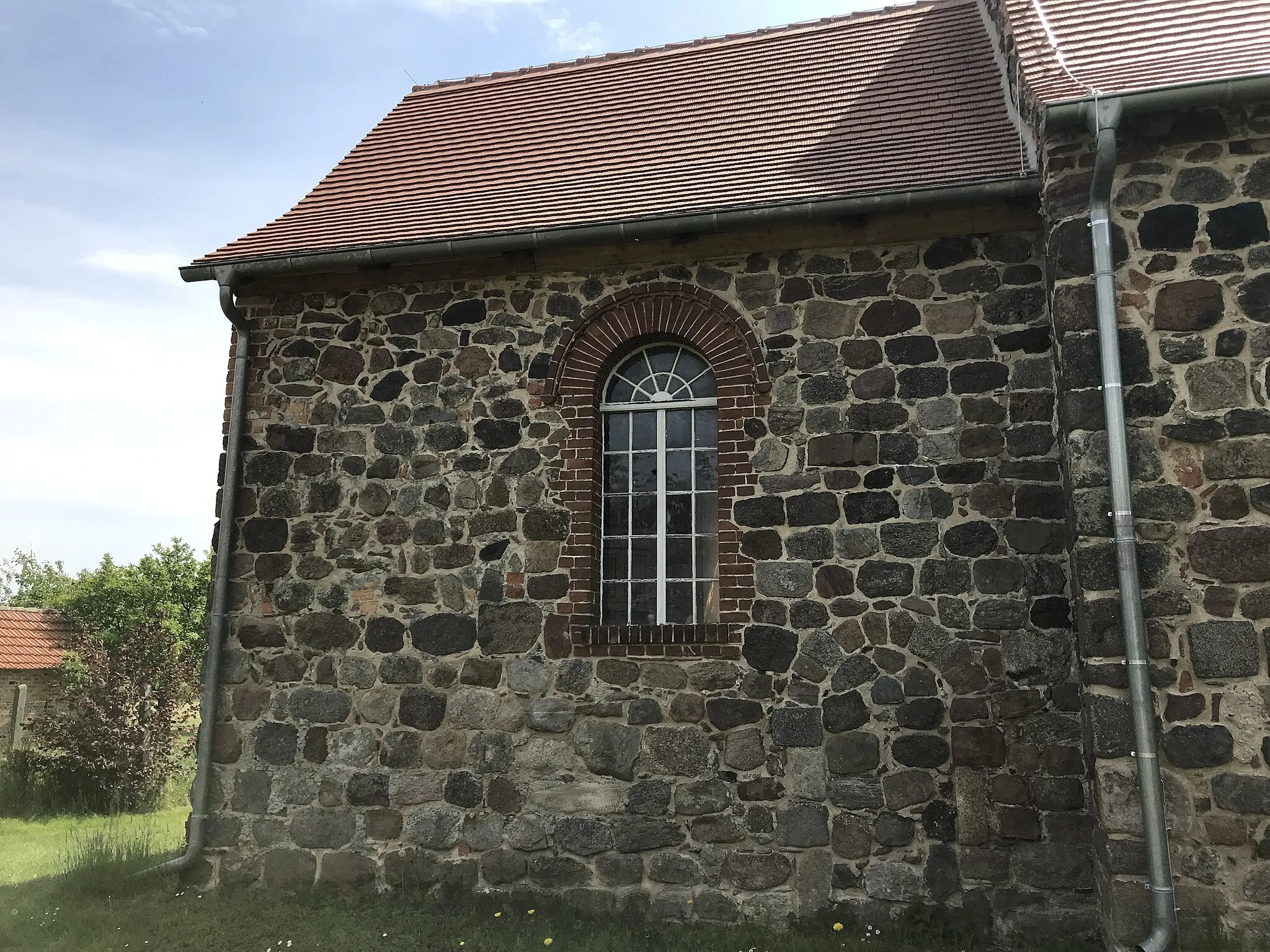 Photo showing: Die evangelische Dorfkirche Lichterfelde ist eine Feldsteinkirche aus dem 13. Jahrhundert in Lichterfelde, einem Ortsteil der Gemeinde Niederer Fläming im Landkreis Teltow-Fläming im Land Brandenburg.