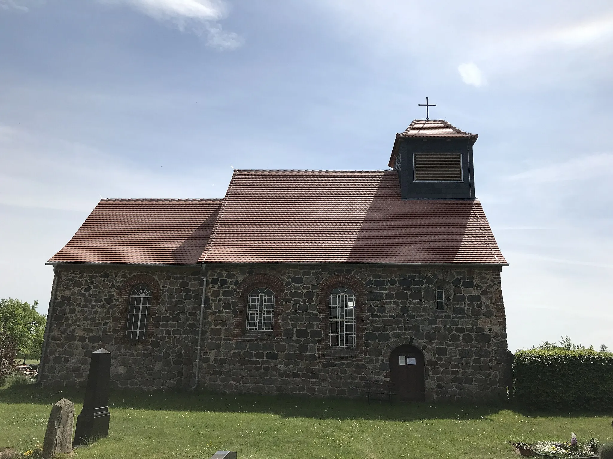 Photo showing: Die evangelische Dorfkirche Lichterfelde ist eine Feldsteinkirche aus dem 13. Jahrhundert in Lichterfelde, einem Ortsteil der Gemeinde Niederer Fläming im Landkreis Teltow-Fläming im Land Brandenburg.