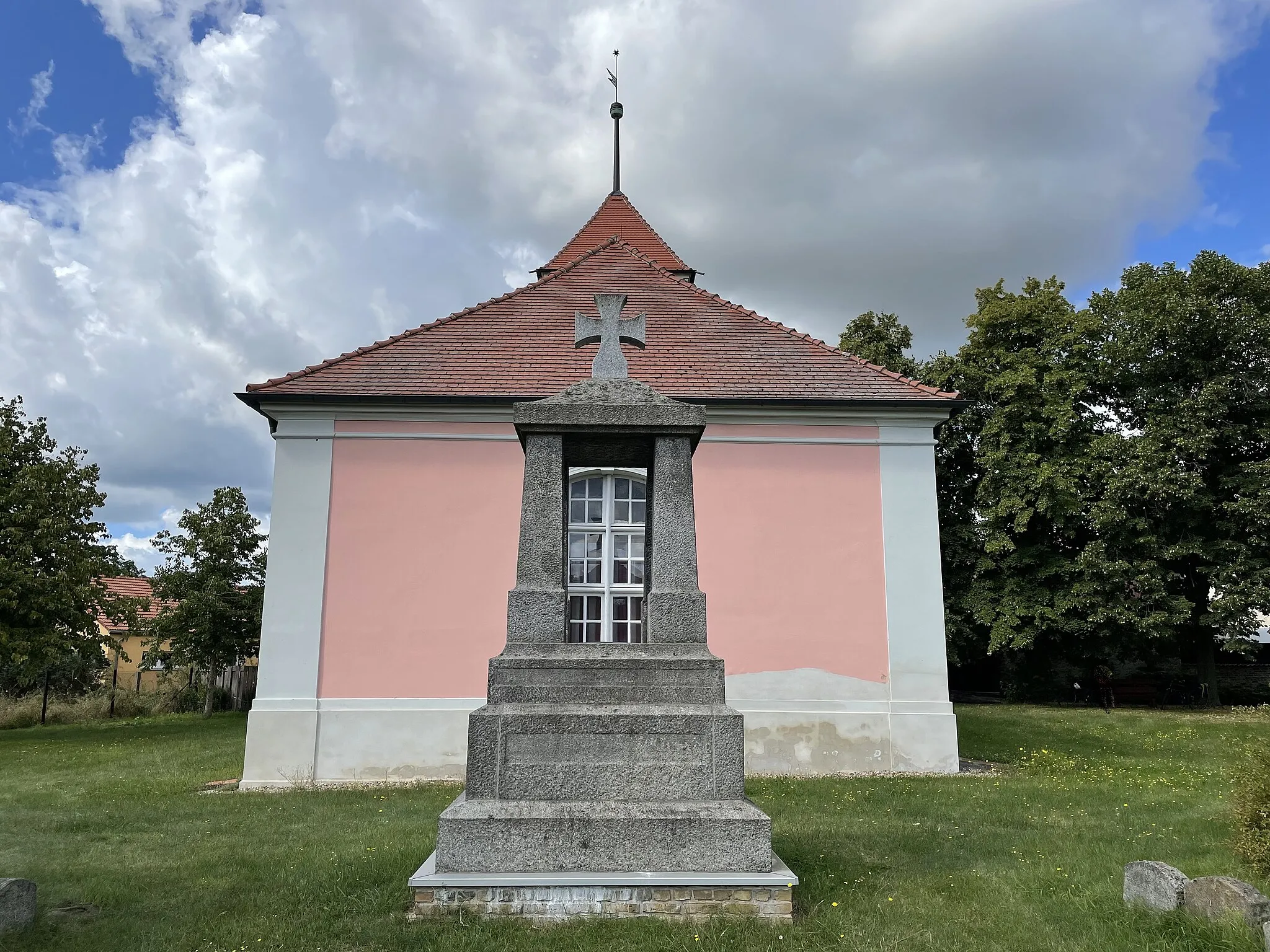 Photo showing: Dorfkirche Weseram befindet sich im Ortsteil Weseram in der Gemeinde Roskow im Landkreis Potsdam-Mittelmark in Brandenburg.