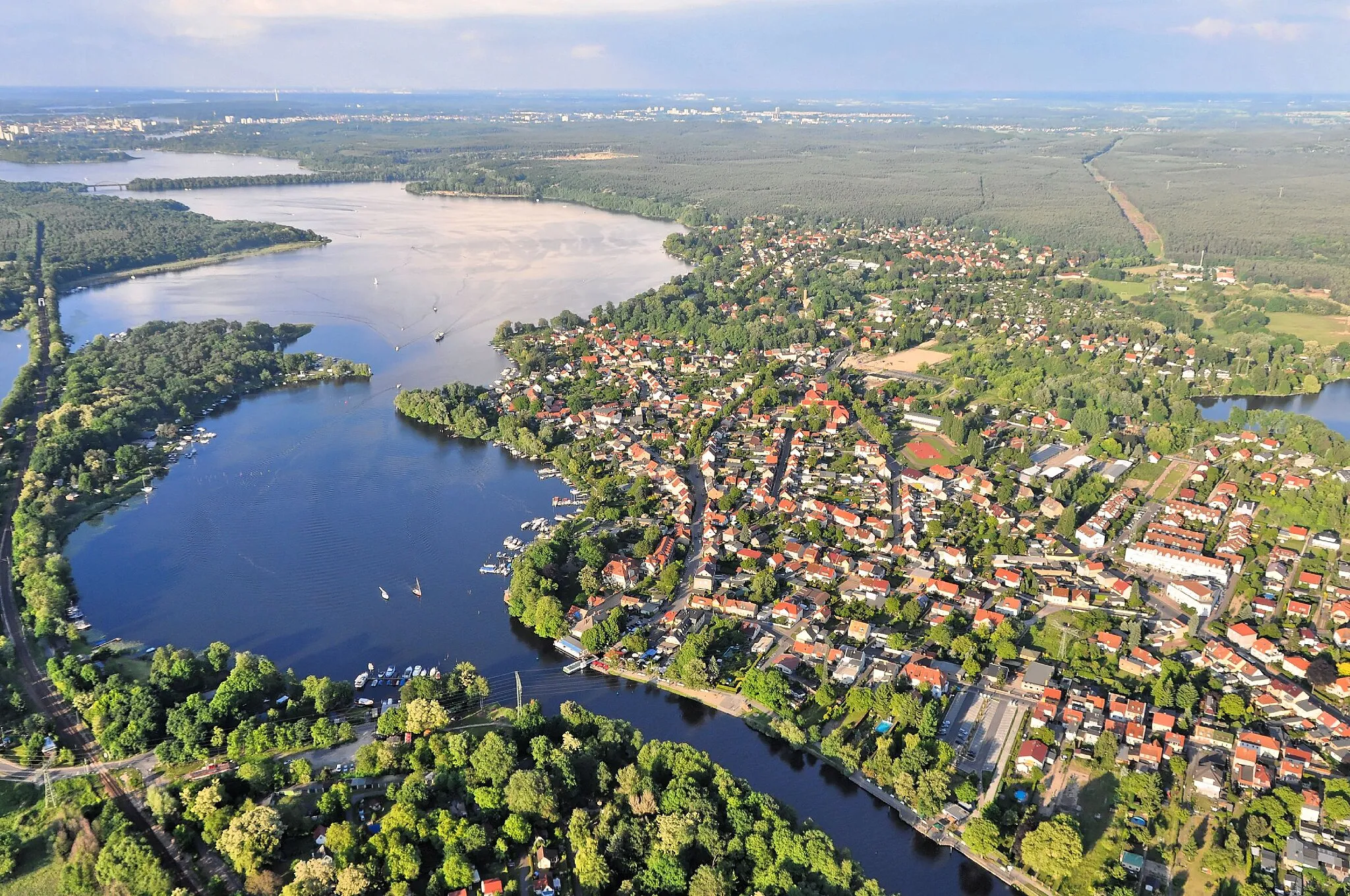 Photo showing: Überführungsflug vom Flugplatz Nordholz-Spieka über Lüneburg, Potsdam zum Flugplatz Schwarzheide-Schipkau. Der Templiner See. Rechts Caputh mit Caputher Gemünde (unten). Im Hintergrund Potsdam.