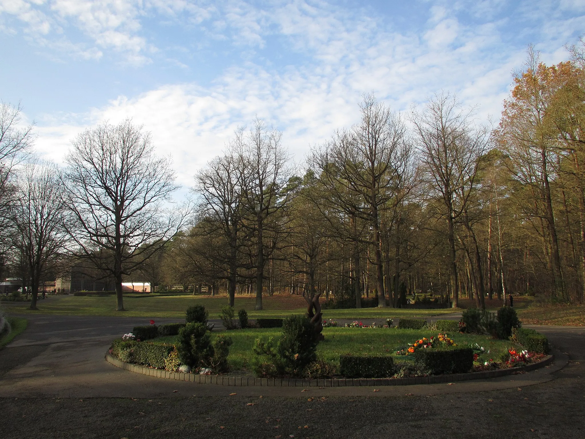 Photo showing: Im Jahr 1974 wurde auf Beschluss des damaligen Rat des Kreises der Städtische Waldfriedhof am Eggersdorfer Weg in Strausberg Vorstadt auf dem Gelände neben der alten Rennbahn, an der Grenze zu Eggersdorf errichtet. Seit 1978 finden dort Beerdigungen statt.