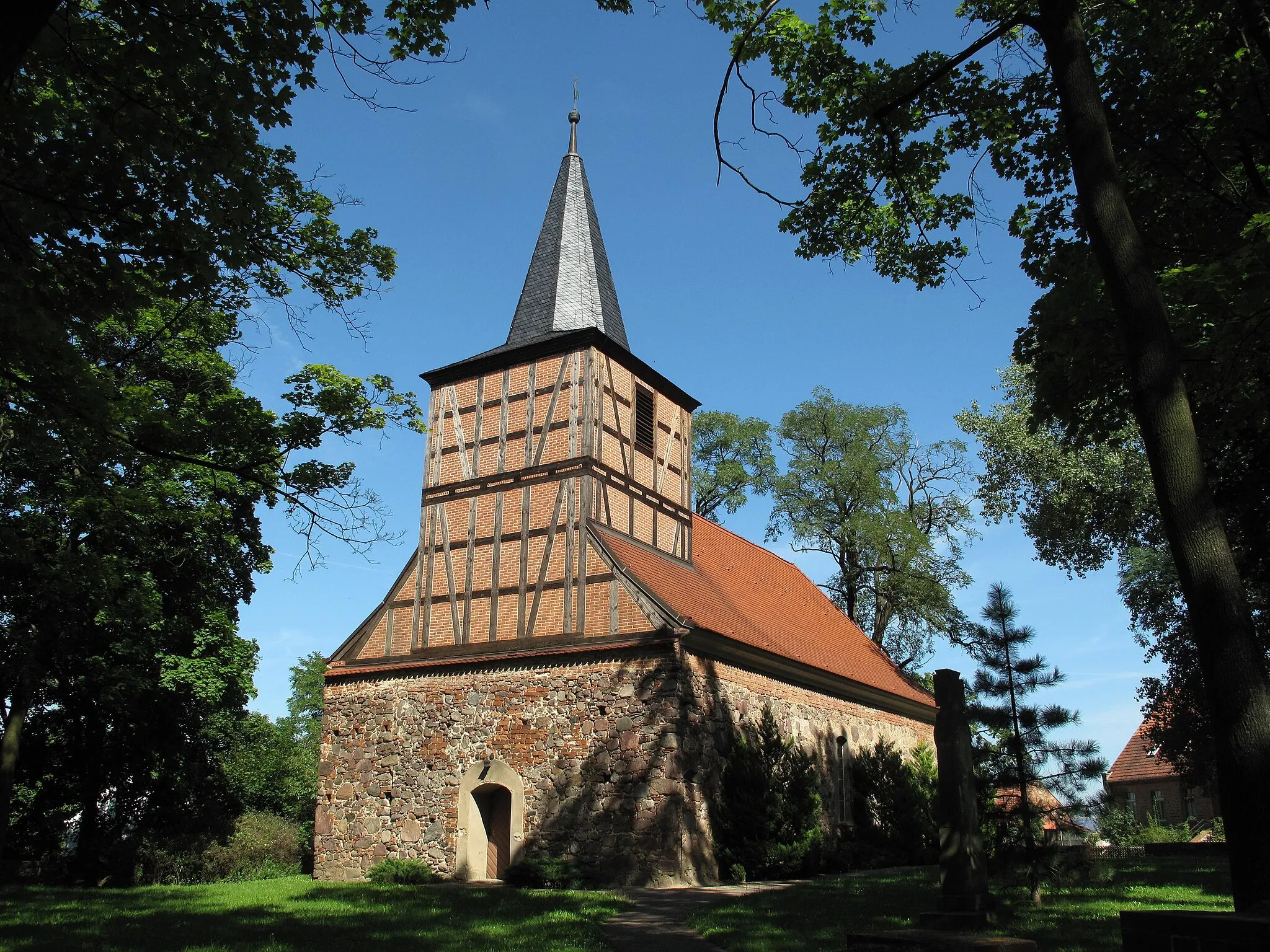 Photo showing: Village church Merz. Listed and restored late Gothic art Fieldstone church. Merz is a part of the municipality Ragow-Merz in the District Oder-Spree, Brandenburg, Germany.