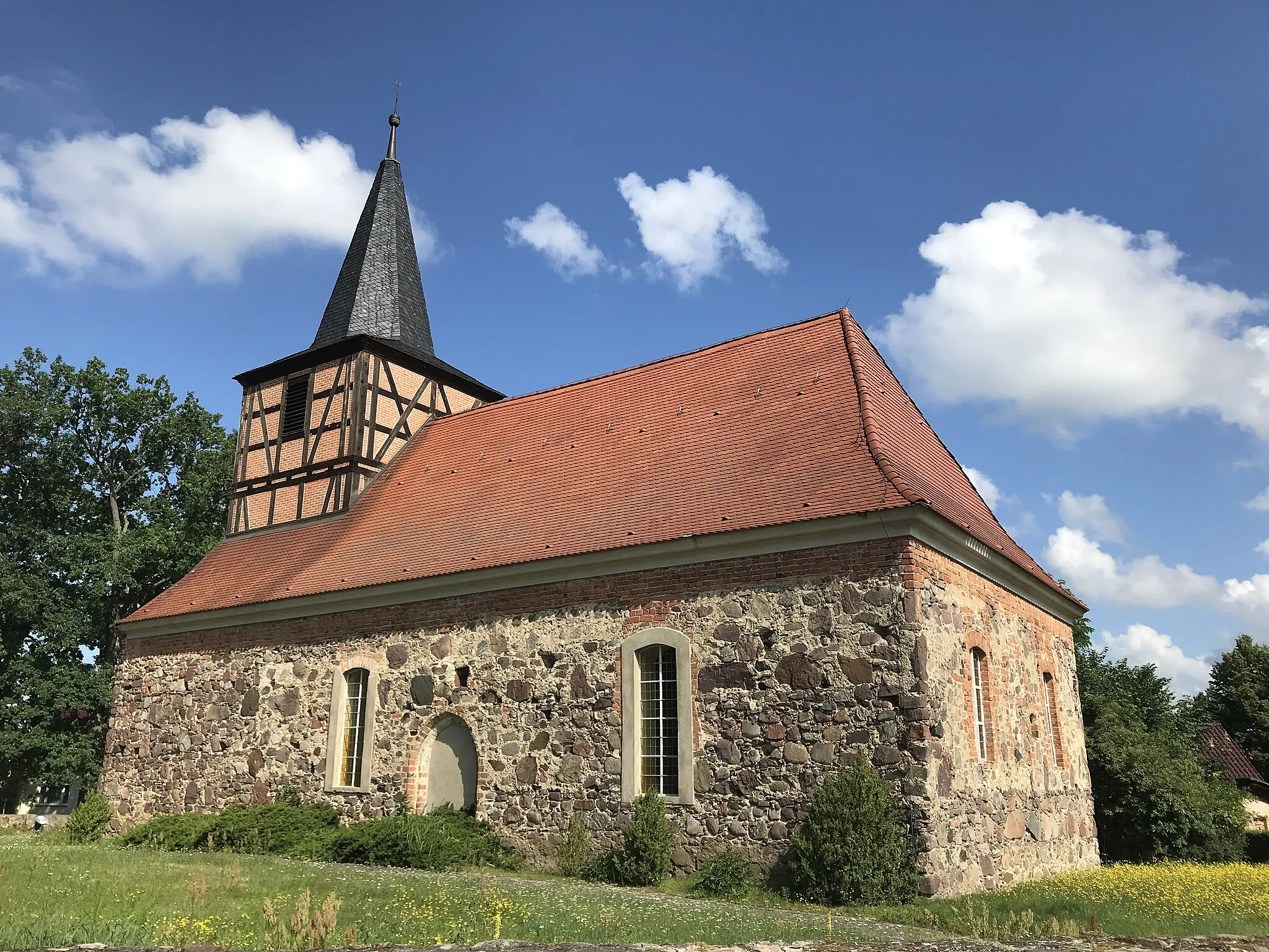 Photo showing: Die Dorfkirche Merz der Gemeinde Ragow-Merz im Landkreis Oder-Spree ist eine spätgotische Feldsteinkirche. Im Innern steht unter anderem ein spätbarocker Kanzelaltar mit einem Korb aus der ersten Hälfte des 17. Jahrhunderts.