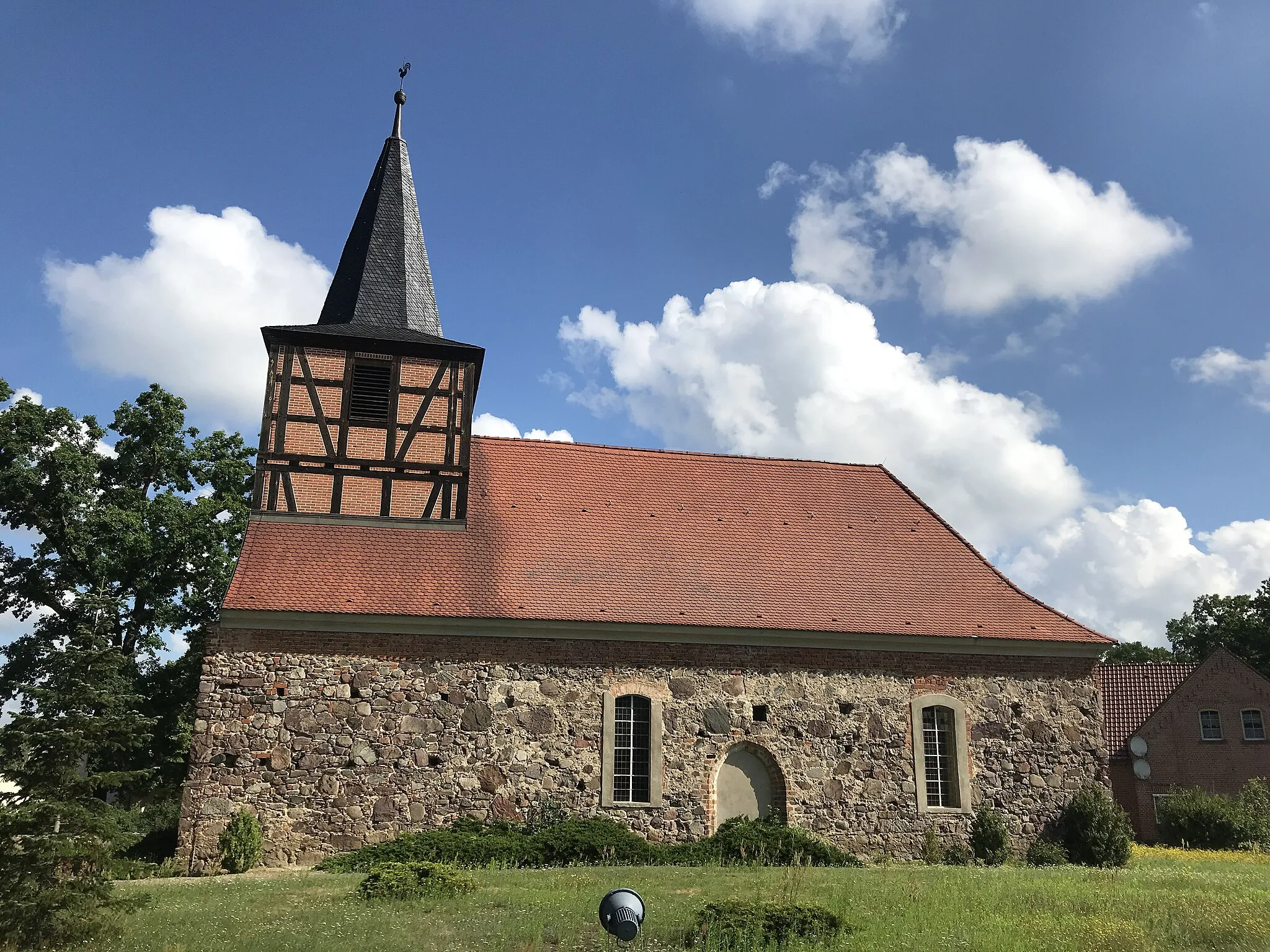Photo showing: Die Dorfkirche Merz der Gemeinde Ragow-Merz im Landkreis Oder-Spree ist eine spätgotische Feldsteinkirche. Im Innern steht unter anderem ein spätbarocker Kanzelaltar mit einem Korb aus der ersten Hälfte des 17. Jahrhunderts.