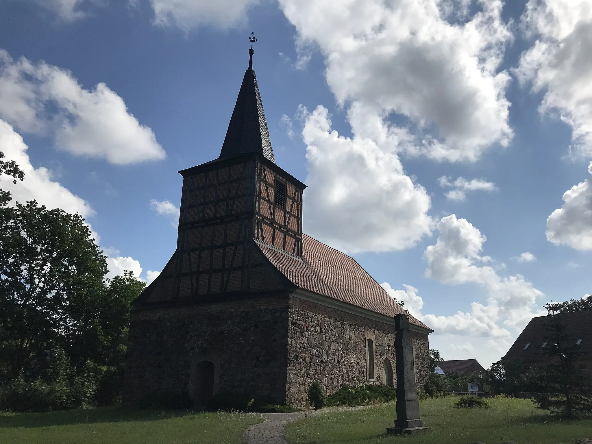Photo showing: Die Dorfkirche Merz der Gemeinde Ragow-Merz im Landkreis Oder-Spree ist eine spätgotische Feldsteinkirche. Im Innern steht unter anderem ein spätbarocker Kanzelaltar mit einem Korb aus der ersten Hälfte des 17. Jahrhunderts.