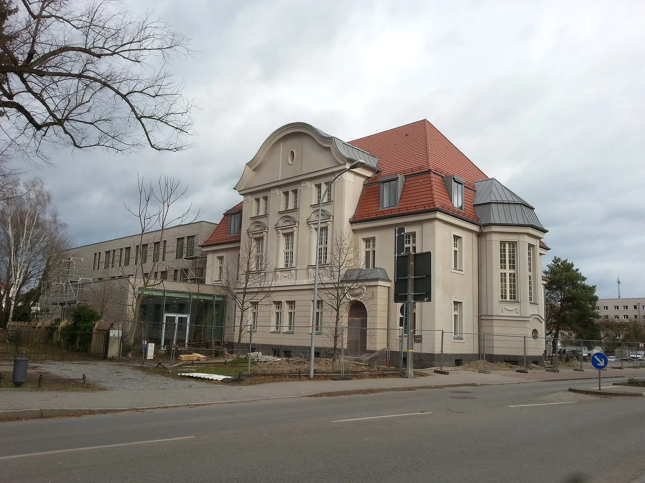Photo showing: Das Amtsgericht in Königs Wusterhausen während der Sanierung 2020.