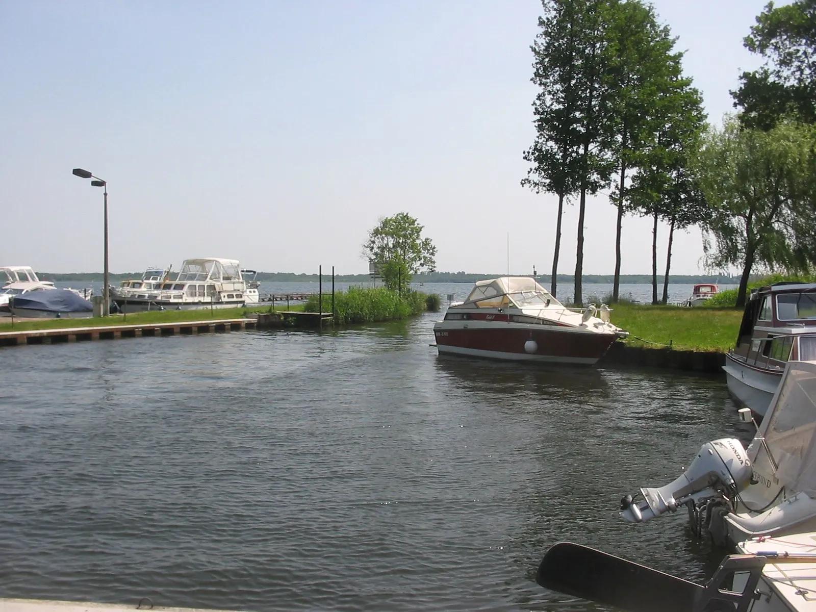 Photo showing: The Wolziger See is a lake in Heidesee, District Dahme-Spreewald, Brandenburg, Germany. The lake covers 597 hectare and has a depth of max. 13 meters. It is situated in the Dahme-Heideseen Nature Park. Shown here: pier at the western shore in Blossin.