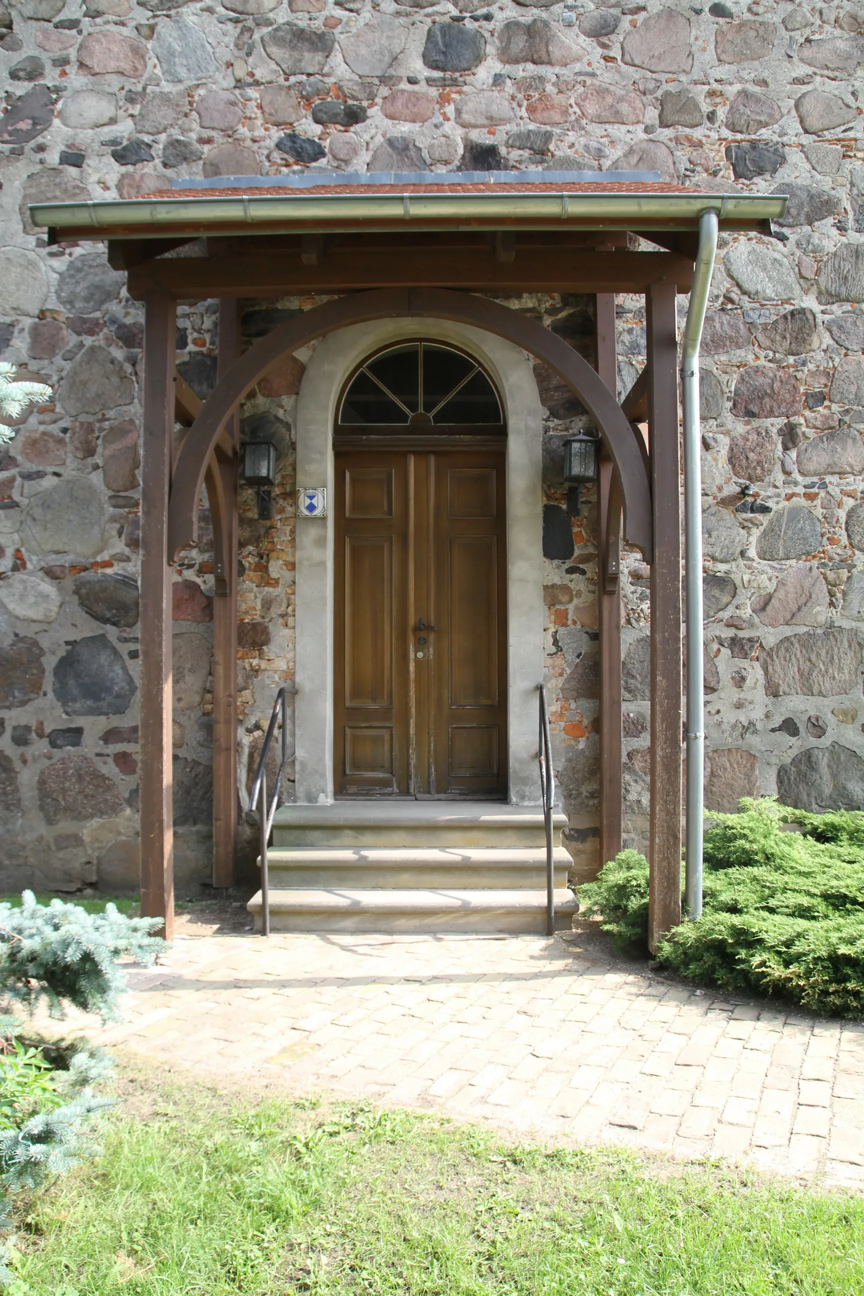 Photo showing: Porch of Church in Village Götz