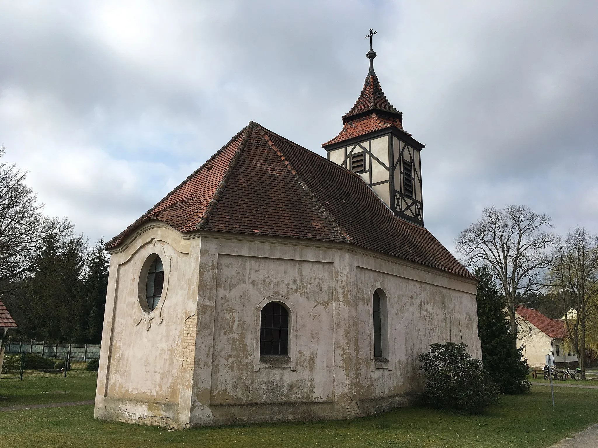 Photo showing: Die Dorfkirche in Klausdorf ist eine neubarocke Saalkirche in Klausdorf, ein Gemeindeteil des Ortsteils Bardenitz der Stadt Treuenbriezen. Die schlichte Ausstattung stammt aus der Bauzeit der Kirche.