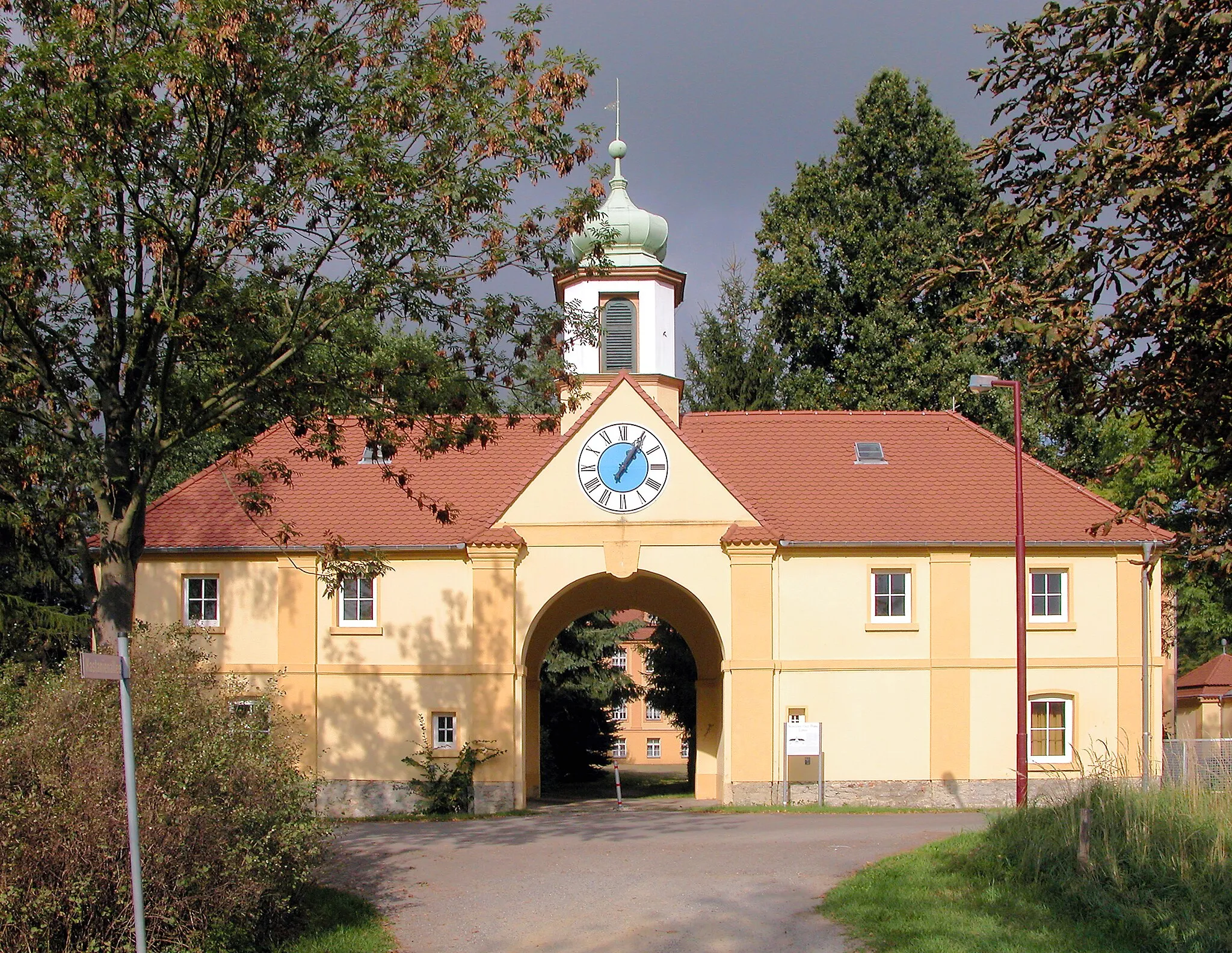 Photo showing: 16.10.2006  01945  Lipsa (Hermsdorf bei Ruhland), Jannowitzer Weg 1: Schloß Lipsa (GMP: 51.394339,13.903690). Torhaus zum Schloßbezirk. Das Schloß wurde 1584 erstmals als Rittergut erwähnt. Im Kern 17. Jahrhundert. Der heutige Baukörper enthält 2 Bauepochen. Wolf Heinrich von Baudissin ließ das Schloß in seiner heutigen Form von 1718 bis 1720 erbauen und hielt Freimaurerkonvente ab. Der fünfzehnachsige neobarocke Parkflügel entstand erst 1900-1914 unter Dr. Walter Naumann. Der letzte private Besitzer Lipsas war von 1942 - 1945 Carl Maria von Eversfelde, Freiherr von Beversfoerde. 1945-1949 war im Schloß ein Kinderheim, danach in der DDR wurde es als Alten- und Pflegeheim genutzt. Seit 1992 Privatbesitz.                                          [SAM12068.JPG]20061016205DR.JPG(c)Blobelt