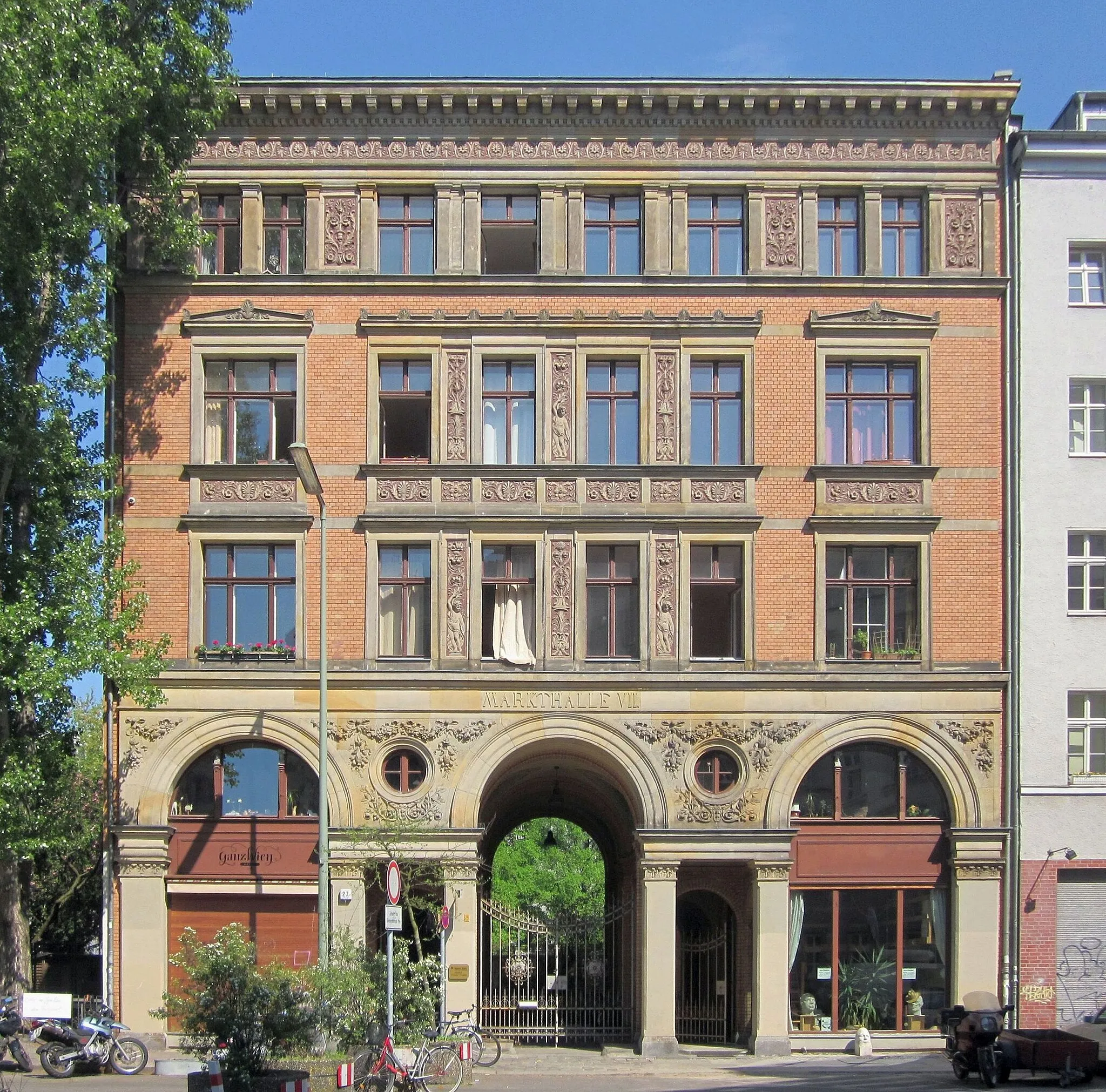 Photo showing: Residential building Dresdener Straße 27 in Berlin-Kreuzberg. It was built from 1887 to 1888 to designs by Hermann Blankenstein and August Lindemann as residence for government officials and was originally part of the Market Hall VII complex. Large parts of the market hall were destroyed in WWII; the house pictured here and a restaurant building at Legiendamm No. 32 are the only preserved parts. They have been designated as a cultural heritage monument.