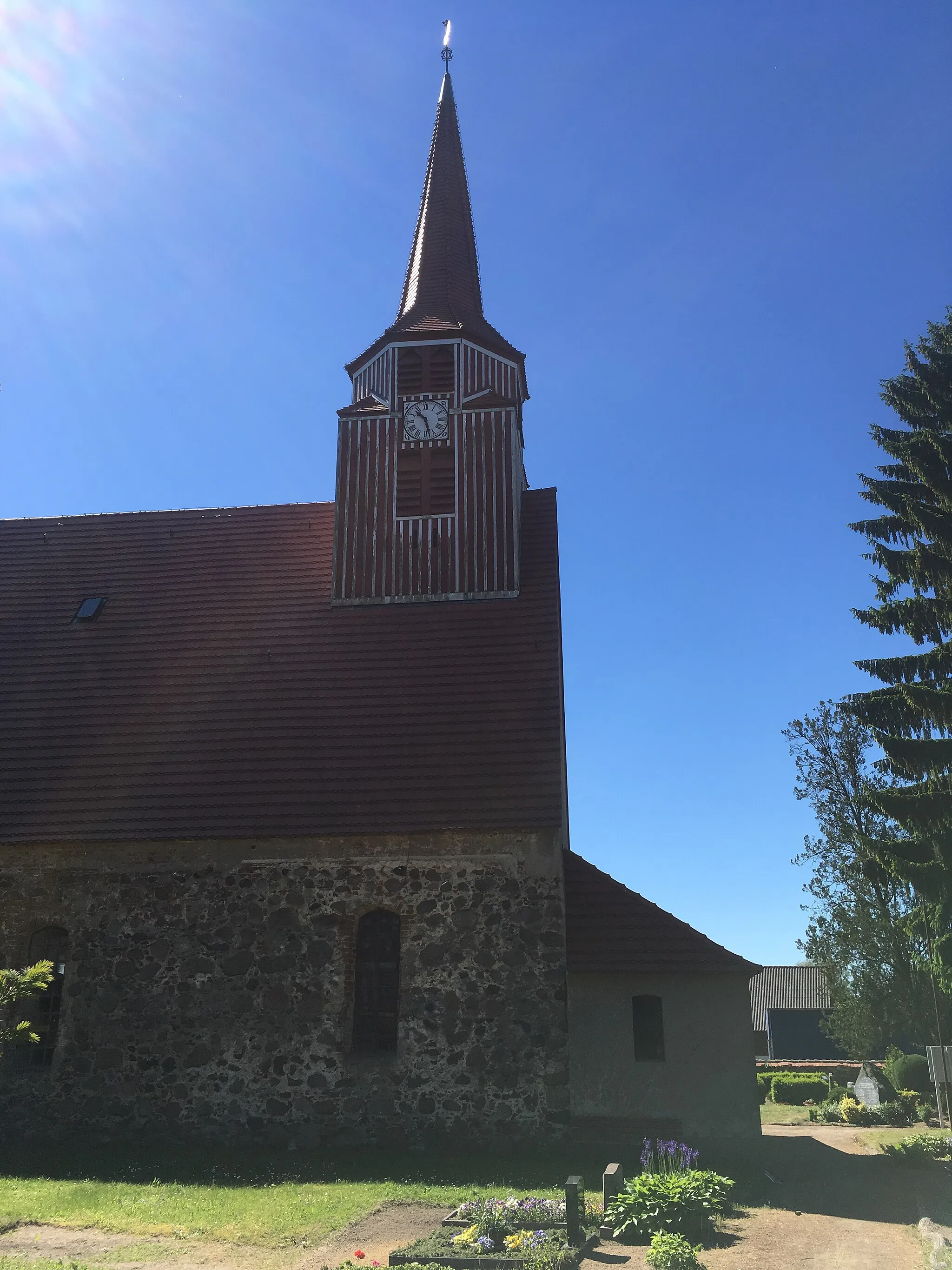 Photo showing: Die Dorfkirche Demnitz ist eine spätgotische Feldsteinkirche, an die Ende des 16. Jahrhunderts an der Ostseite eine Gruft angebaut wurde. Im Innern befinden sich unter anderem ein Altarretabel aus dem Ende des 16. Jahrhunderts, eine südliche Empore aus dem Jahr 1594 sowie eine Westempore mit Orgel von 1909.