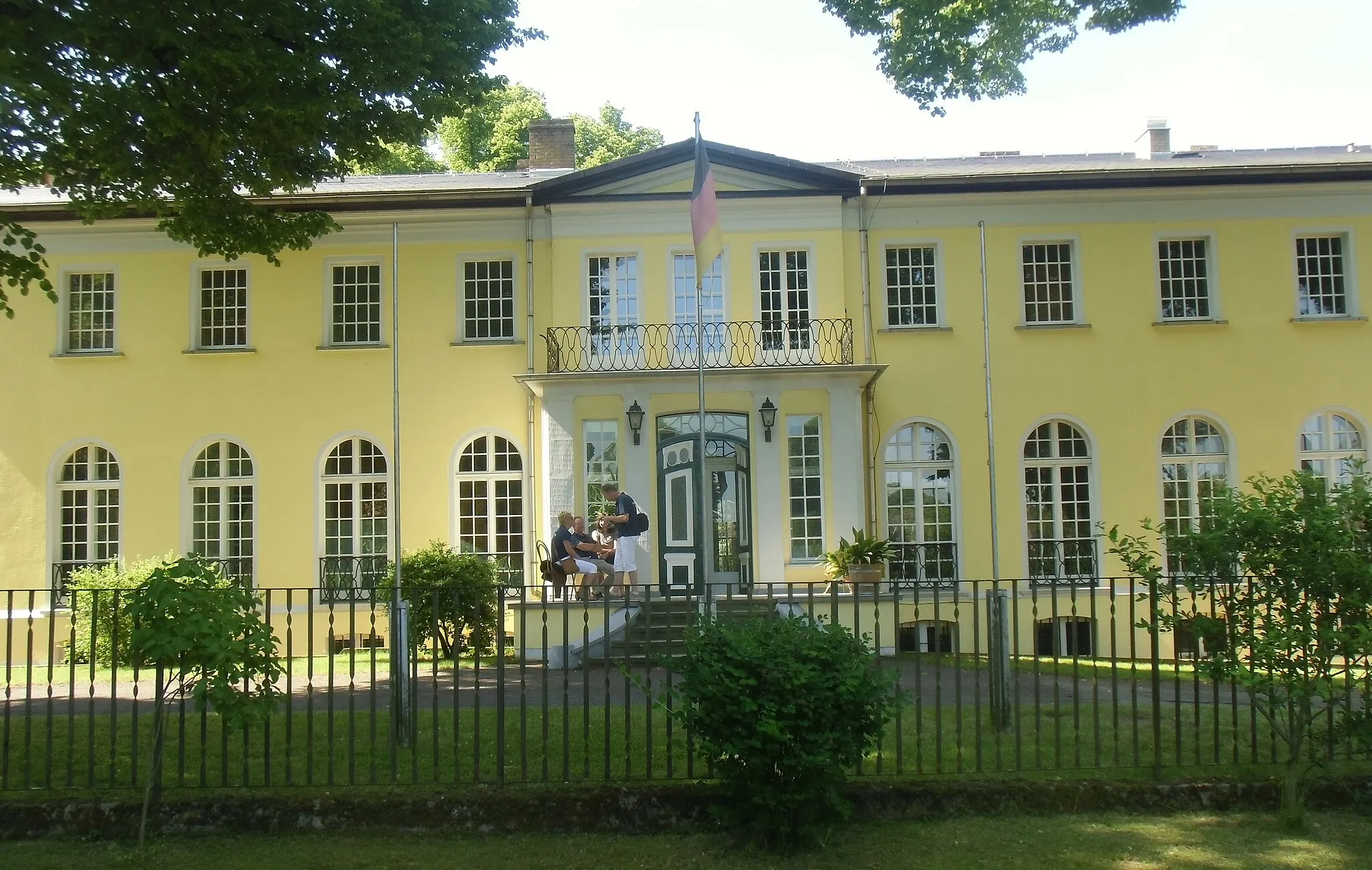 Photo showing: Denkmalgeschütztes Gutshaus in Kampehl, Ortsteil von Neustadt (Dosse), aus dem 18. Jahrhundert, ehemals Sitz des Ritters Kahlbutz