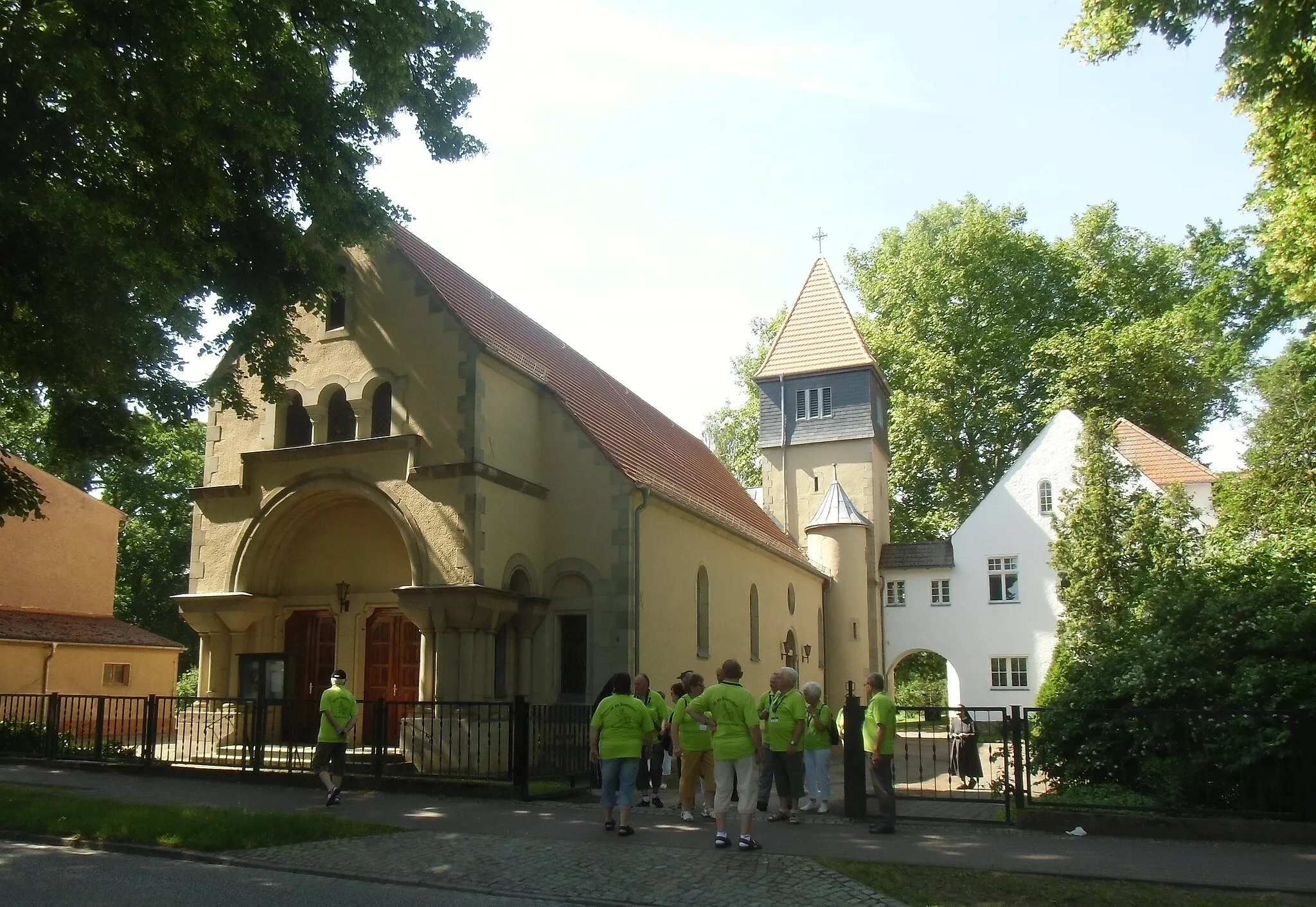 Photo showing: Denkmalgeschützte katholische Herz-Jesu-Kirche in der Prinz-von-Homburg-Straße in Neustadt (Dosse), im neoromanischen Stil, 1906 eingeweiht