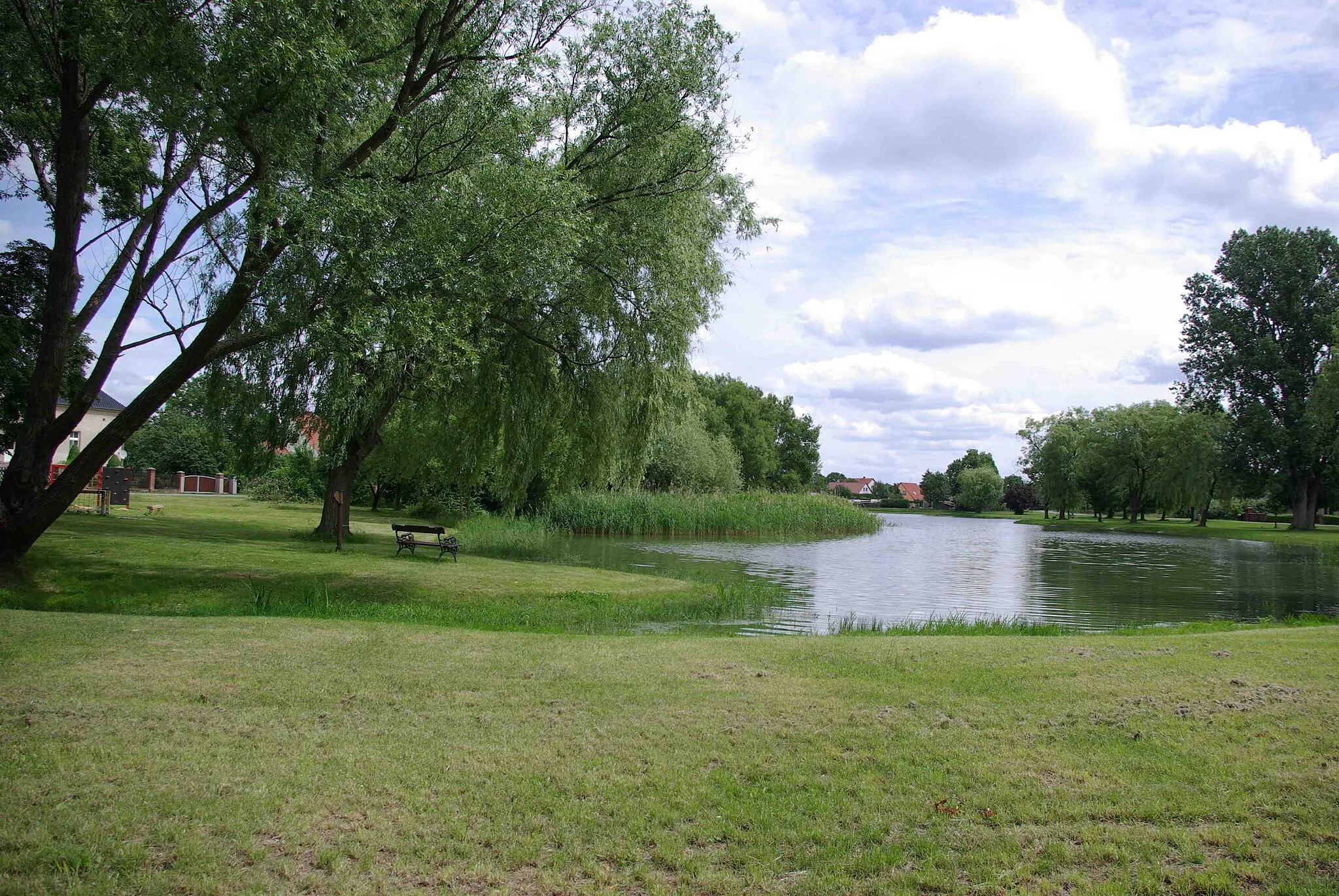 Photo showing: Rietz-Neuendorf in Brandenburg. Im Ortsteil die Anlage des Ortsteils Lamitsch um den Teich herum. Die Anlage steht unter Denkmalschutz.