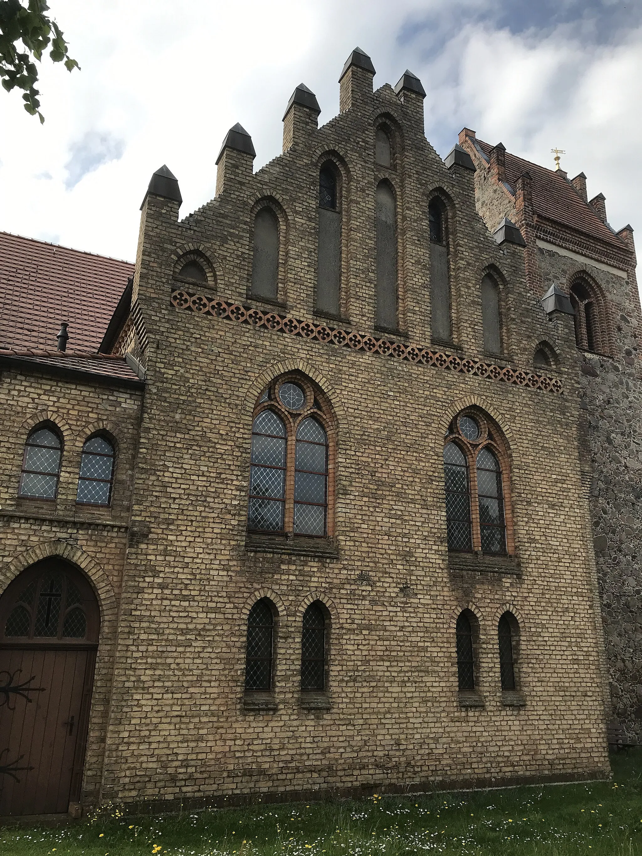 Photo showing: Die Dorfkirche Neu Golm ist ein neugotischer Backsteinbau in Neu Golm, einem Ortsteil der Gemeinde Bad Saarow im Landkreis Oder-Spree in Brandenburg.