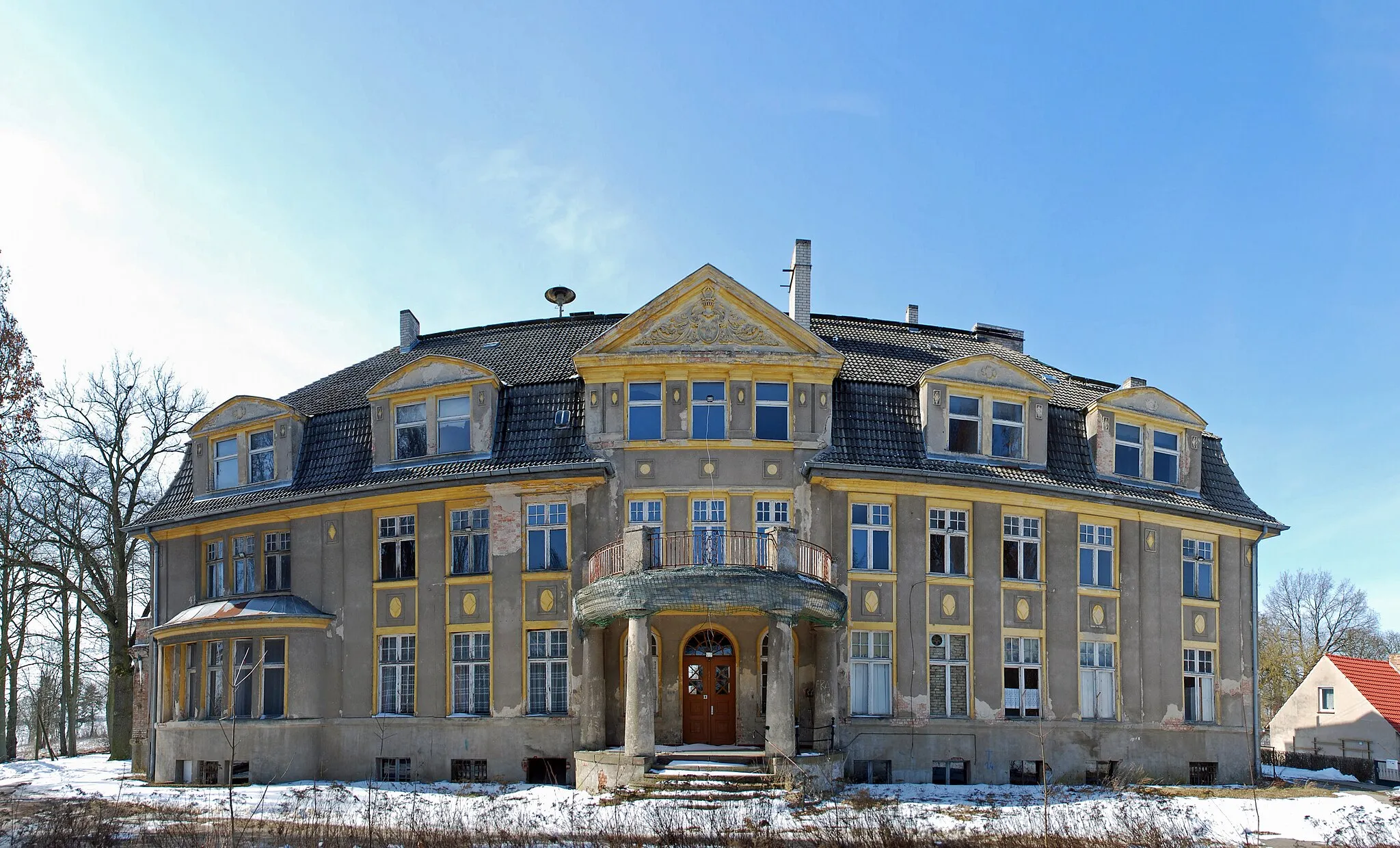 Photo showing: Gebäude und Denkmal in der Uckermark. (Altkreis Angermünde)