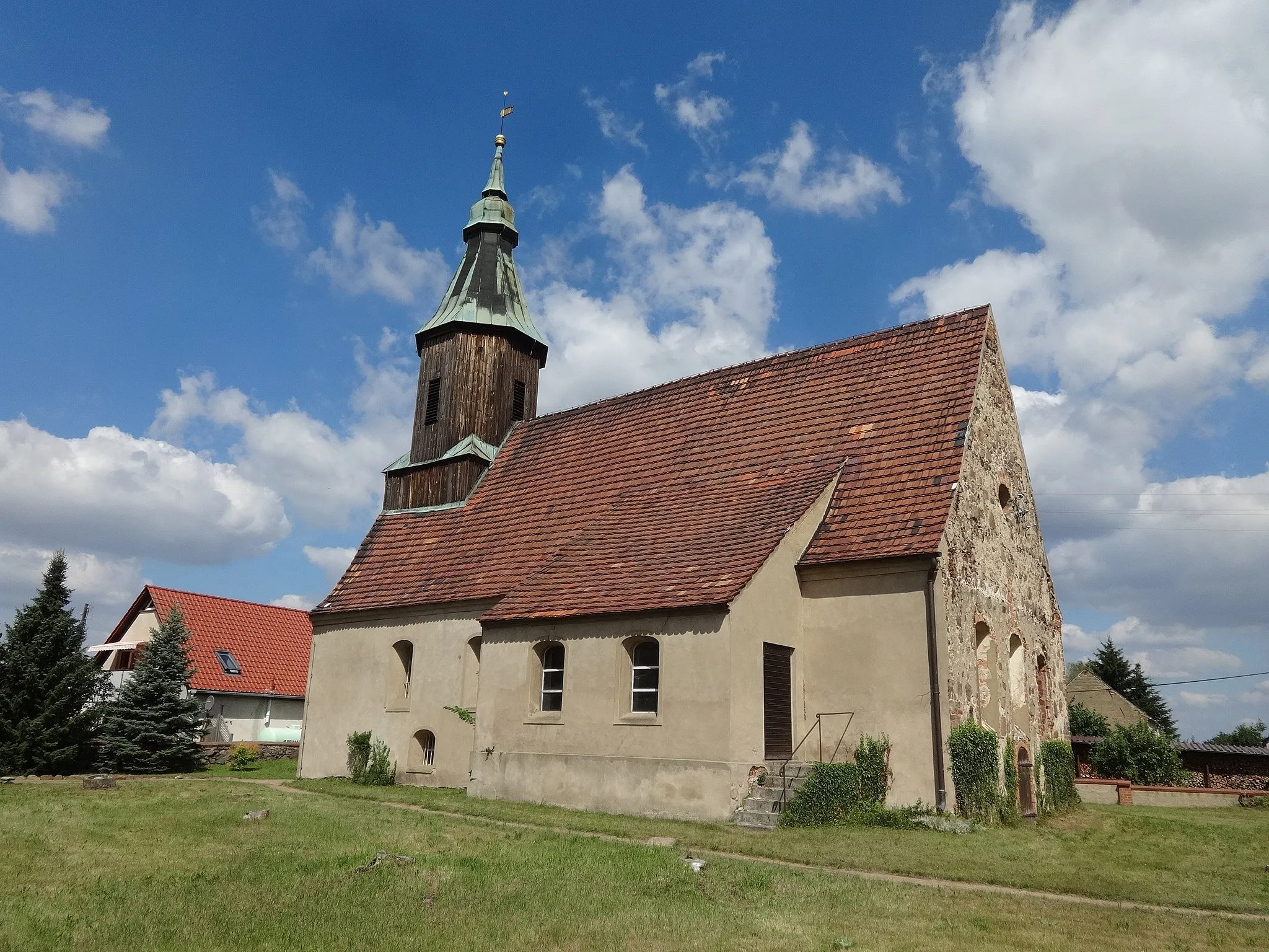 Photo showing: Die Dorfkirche in Pitschen-Pickel ist ein Saalbau aus Feldsteinen aus dem 15. Jahrhundert mit einer Patronatsloge aus dem Jahr 1675. Im Innern befindet sich ein Kanzelaltar mit einem Aufsatz aus dem Jahr 1684 sowie ein Kanzelkorb aus 1725/1726.