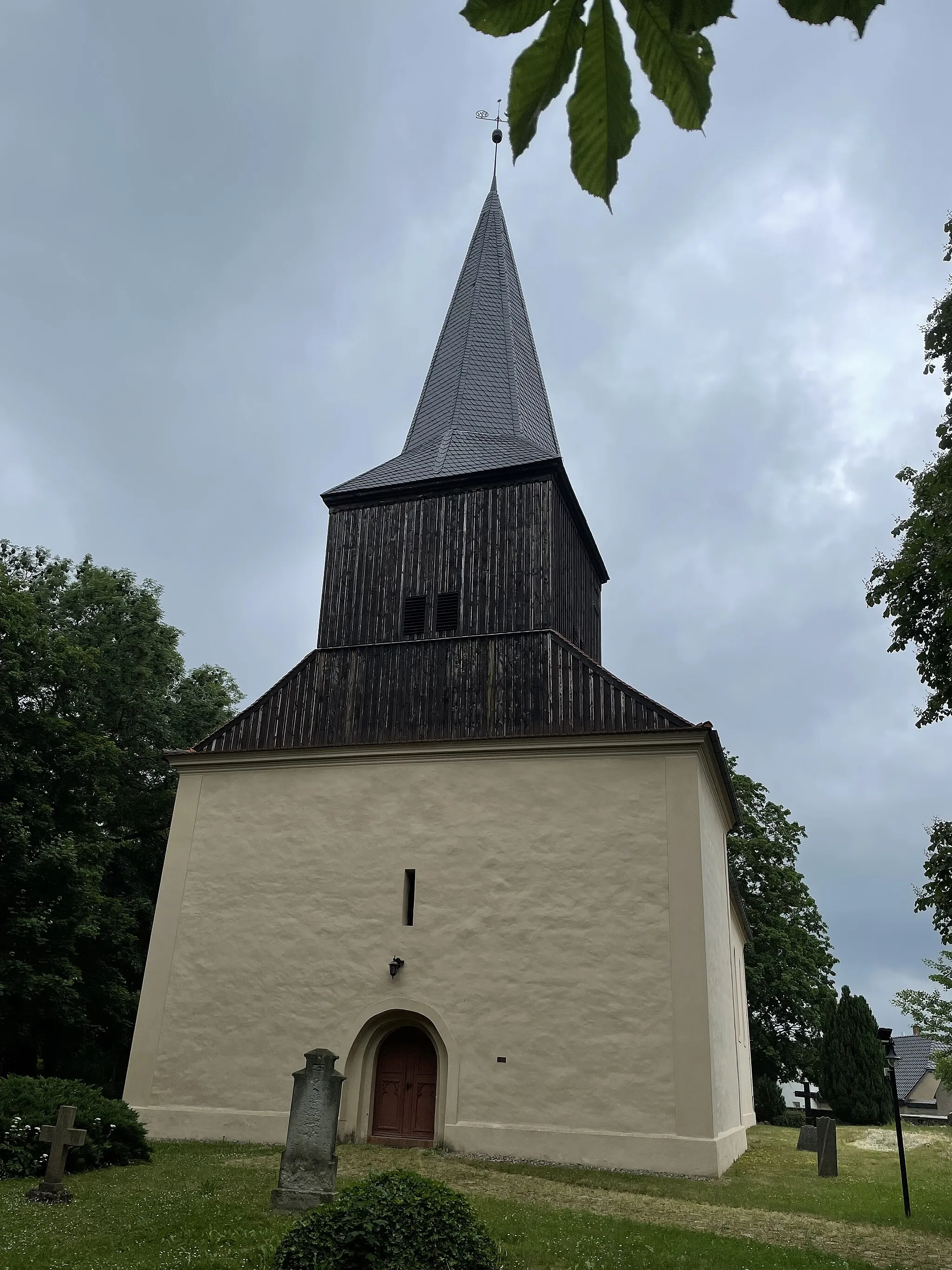 Photo showing: Die Dorfkirche Carmzow in der Gemeinde Carmzow-Wallmow ist eine Feldsteinkirche aus der zweiten Hälfte des 13. Jahrhunderts. Im Innern steht unter anderen ein Kanzelaltar aus dem Jahr 1726.