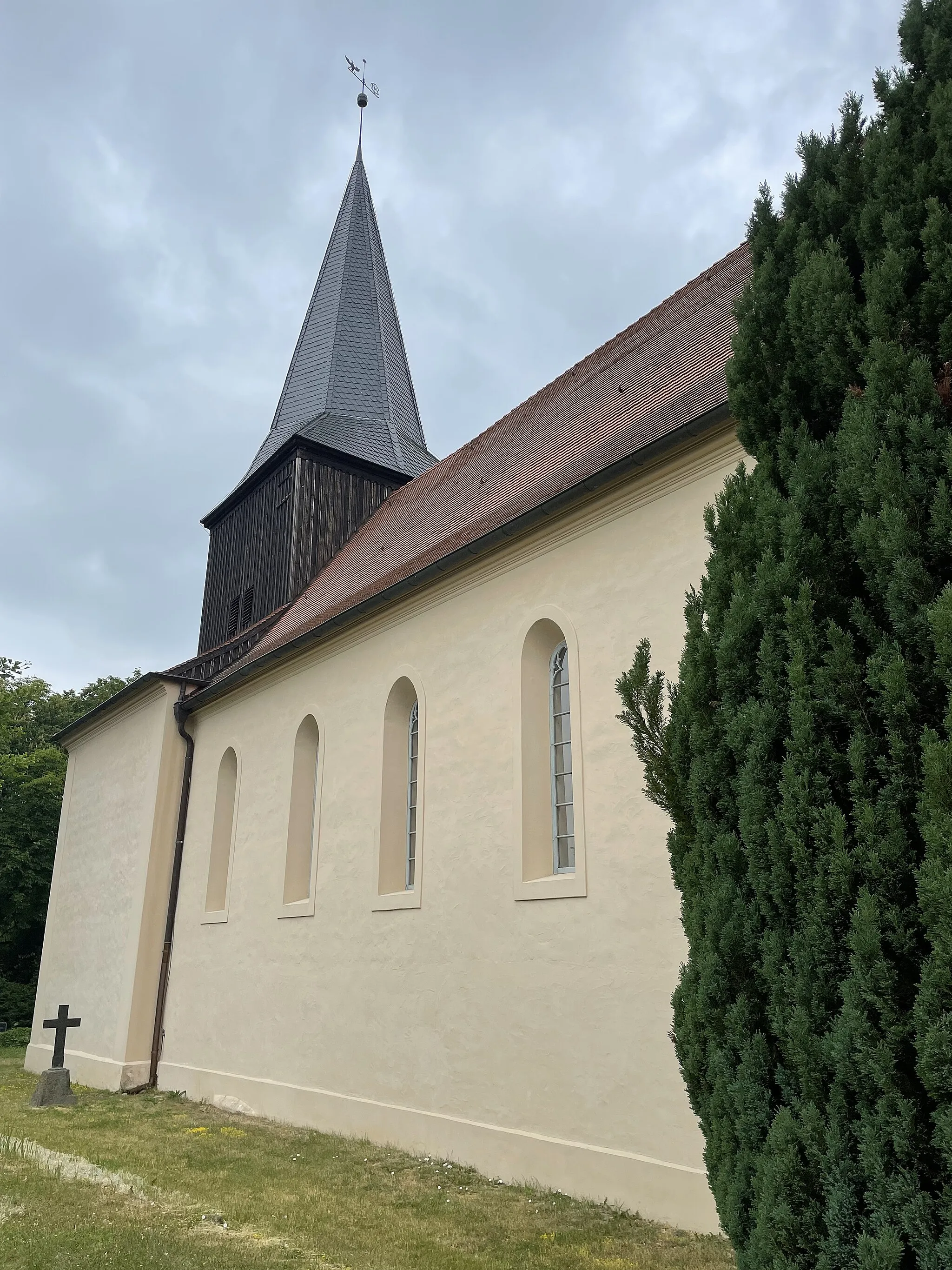 Photo showing: Die Dorfkirche Carmzow in der Gemeinde Carmzow-Wallmow ist eine Feldsteinkirche aus der zweiten Hälfte des 13. Jahrhunderts. Im Innern steht unter anderen ein Kanzelaltar aus dem Jahr 1726.