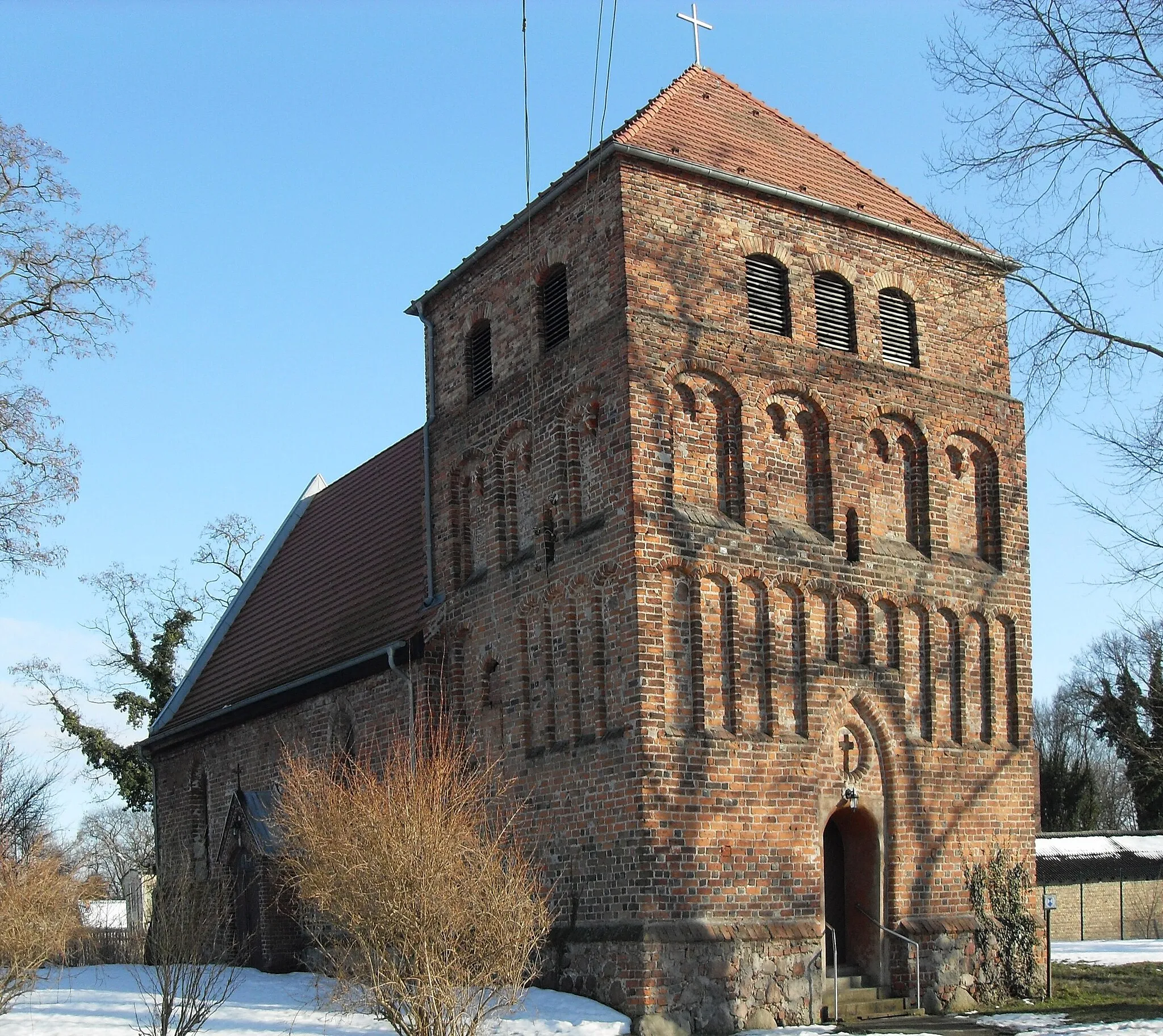 Photo showing: Westseite der Kirche in Sachsendorf, Gemeinde Lindendorf, Deutschland