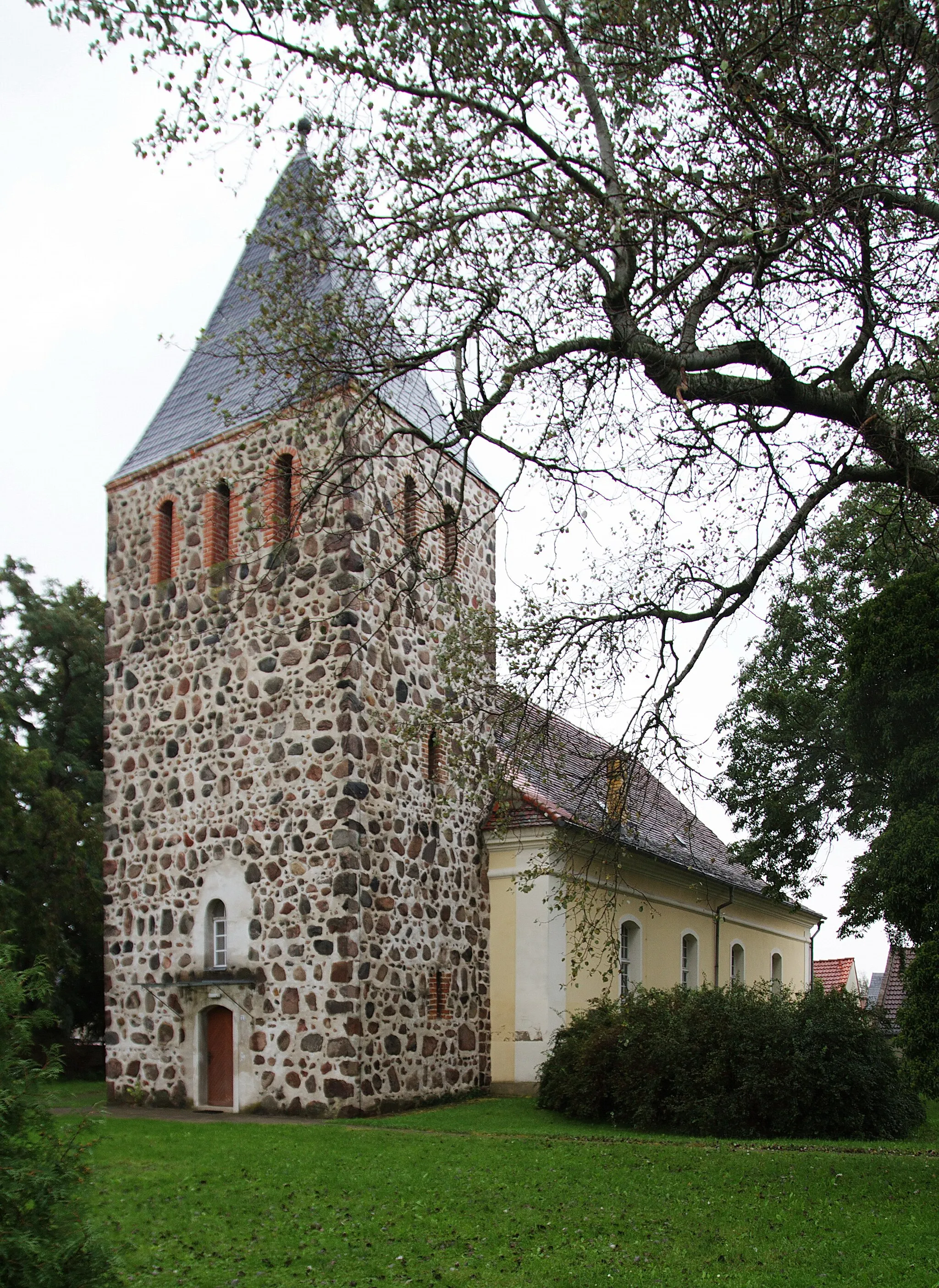 Photo showing: Dorfkirche in Schmergow, Südwest-Ansicht