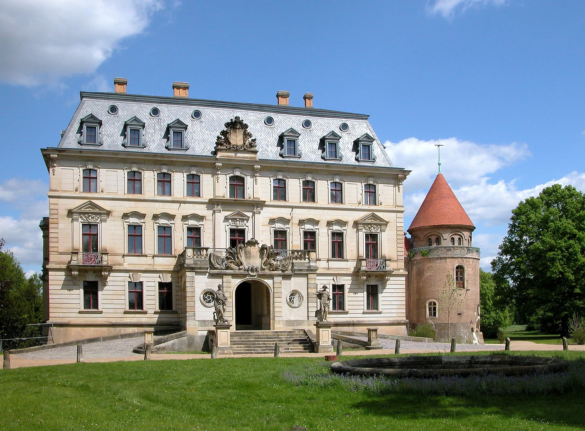 Photo showing: 13.05.2015    03229   Altdöbern: Barockschloß (GMP: 51.653714,14.035239). Hof, Südseite. Das Schloß geht auf eine frühdeutsche Wasserburg zurück. 1712 erwarb Alexander Dietrich von Eickstedt den Besitz, ließ er den Vorgängerbau niederreißen und ab 1717 das heutige Schloss im barocken Stil errichten. Bis 1750 ließ der neue Besitzer, Carl Heinrich von Heineken, d. Anlage prunkvoll ausbauen, den Garten erheblich vergrößern und mit Kanälen, Wasserbecken, Springbrunnen, Brücken, Pavillons und kostbaren Sandsteinplastiken ausstatten. In den Jahren 1880 - 83 erhielt die Gesamtanlage ihr endgültiges Gesicht. Nach dem Krieg ging das Anwesen in die Rechtsträgerschaft der Gemeinde Altdöbern über, die das Schloß 1946 dem Caritas-Verband vermietete. Dieser nutzte es zunächst als Waisenhaus u. danach in der DDR bis 1974 als Kinder- und Altenheim. Das Schloß befindet sich seit 1996 im Eigentum der Brandenburgischen Schlösser GmbH.                                                                                                                                                            [DSCN5559.JPG]20150513030DR.JPG(c)Blobelt