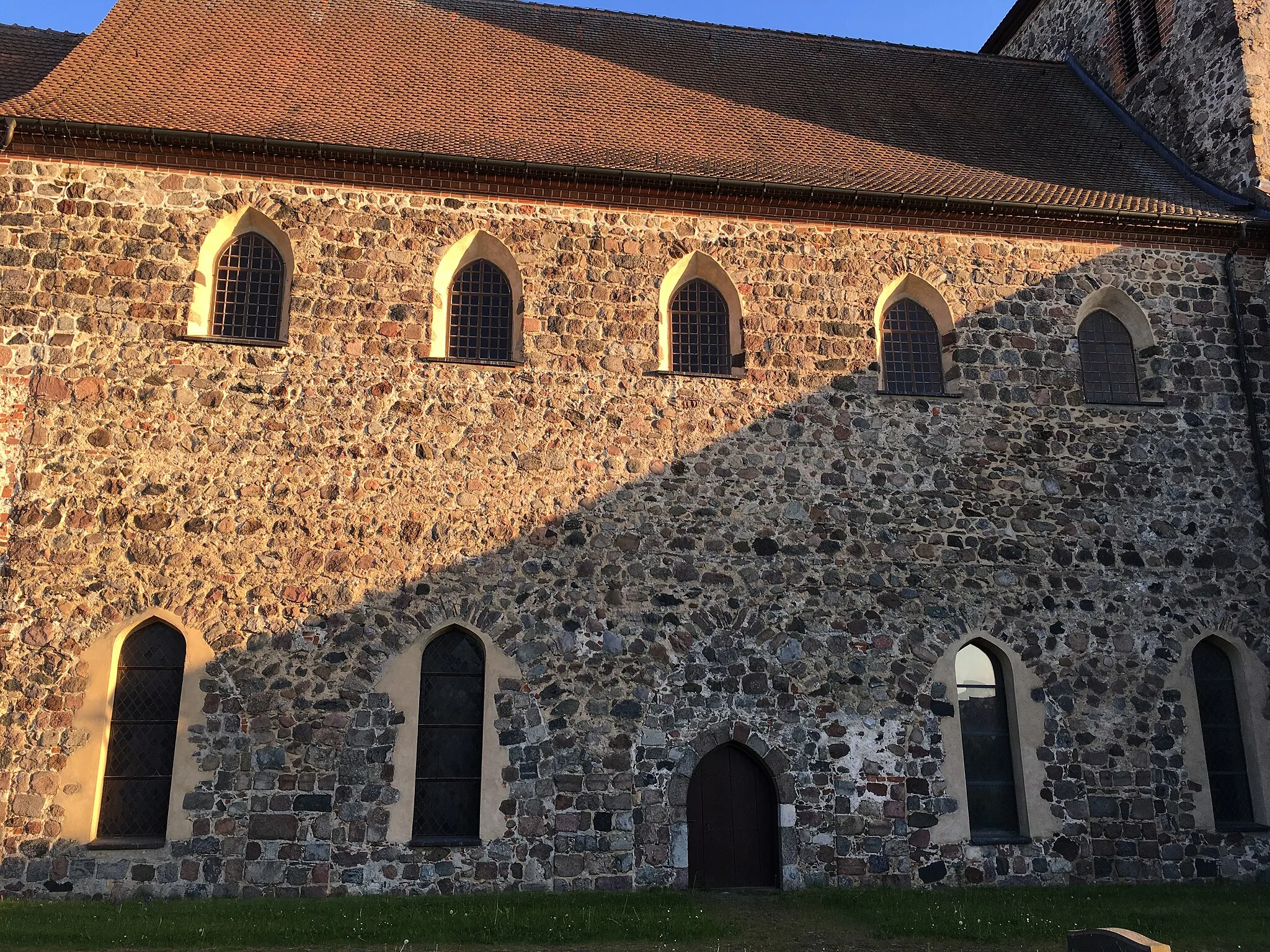 Photo showing: Die Dorfkirche Falkenhagen wurde in der ersten Hälfte des 14. Jahrhunderts als Basilika mit einem dreischiffigen Langhaus errichtet. 1801 trugen Handwerker die Seitenschiffe ab und schlossen die Arkadenbögen. Zur Ausstattung gehören unter anderem eine Kanzel aus dem Anfang des 18. Jahrhunderts sowie eine hölzerne Fünte aus der ersten Hälfte des 17. Jahrhunderts.