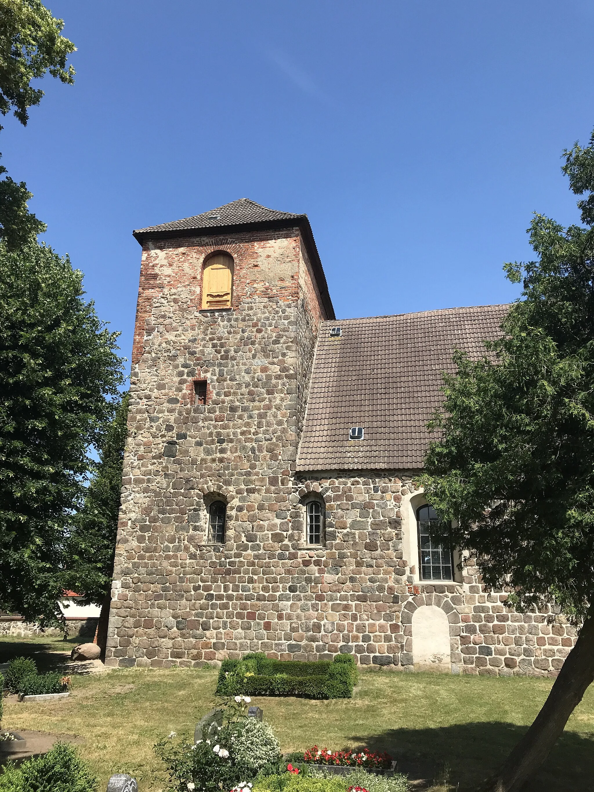 Photo showing: Die Dorfkirche Klosterdorf in Oberbarnim ist eine Feldsteinkirche aus der zweiten Hälfte des 13. Jahrhunderts im Landkreis Märkisch-Oderland im Land Brandenburg.