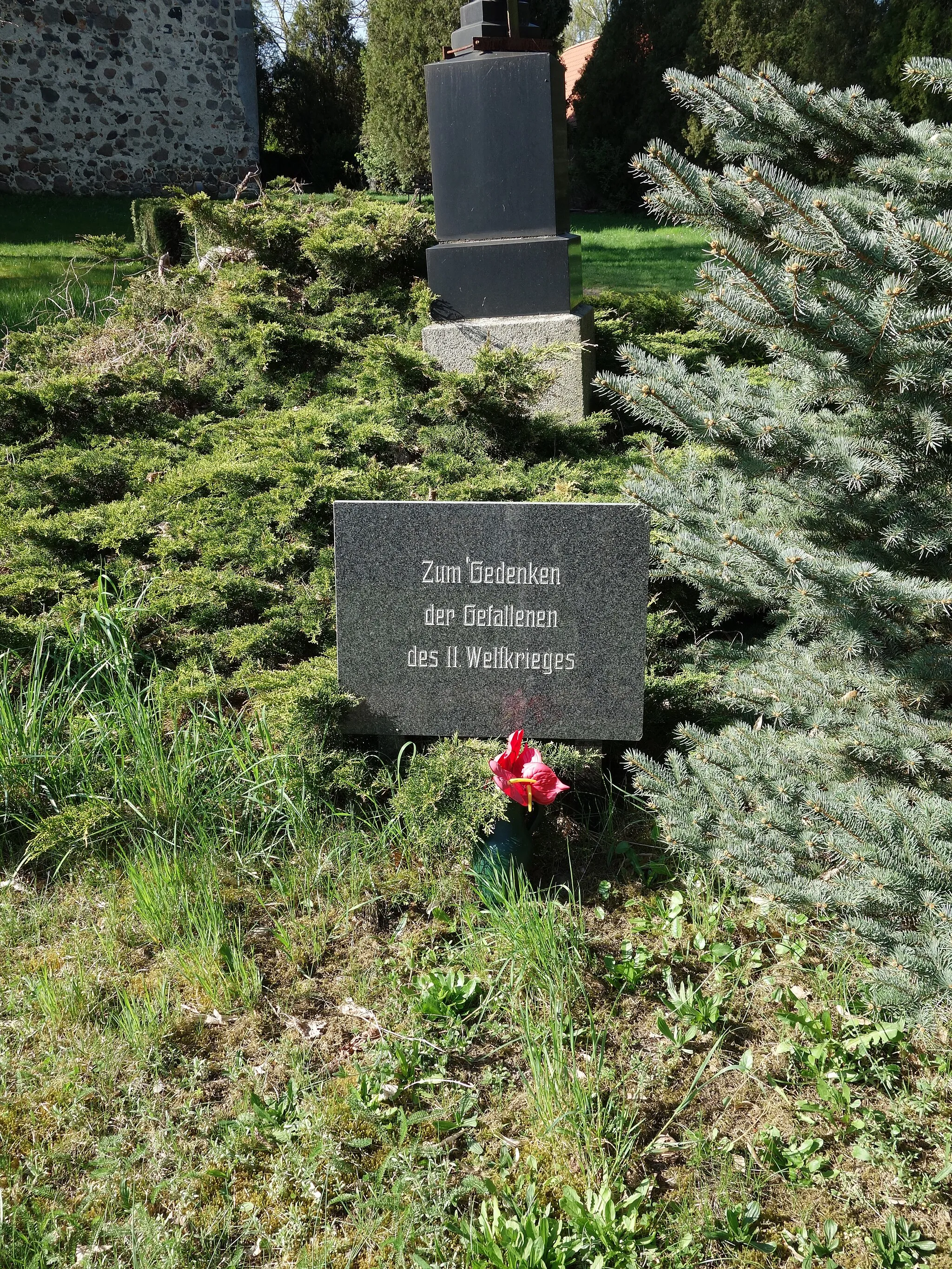 Photo showing: World War II memorial in Gersdorf , Falkenberg municipality, Märkisch-Oderland district, Brandenburg state, Germany