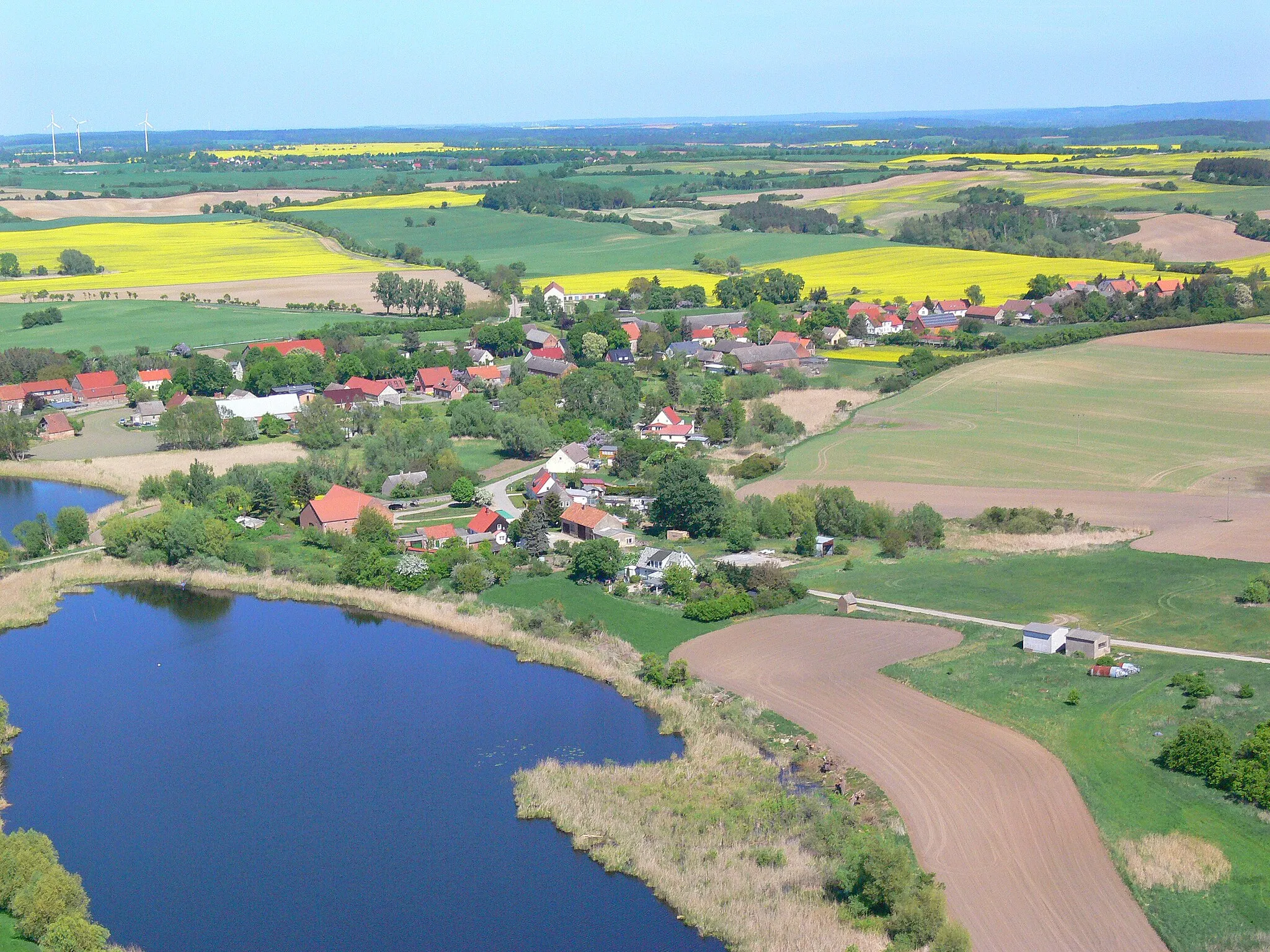 Photo showing: Bölkendorf mit Dammsee in der Rapsblüte, Luftbild: Wilfried Bergholz